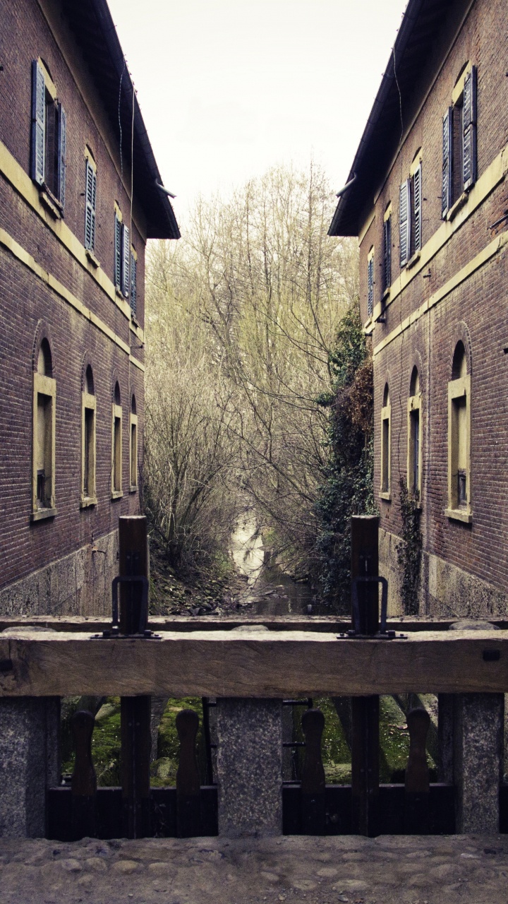 Brown Wooden Fence Near Brown Concrete Building During Daytime. Wallpaper in 720x1280 Resolution