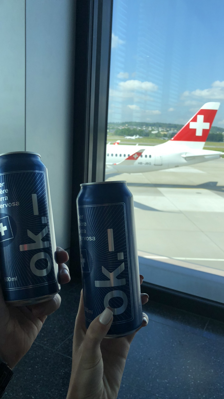 Getränkedose, Finger, Alu-Dose, Blechdose, Flughafen. Wallpaper in 750x1334 Resolution