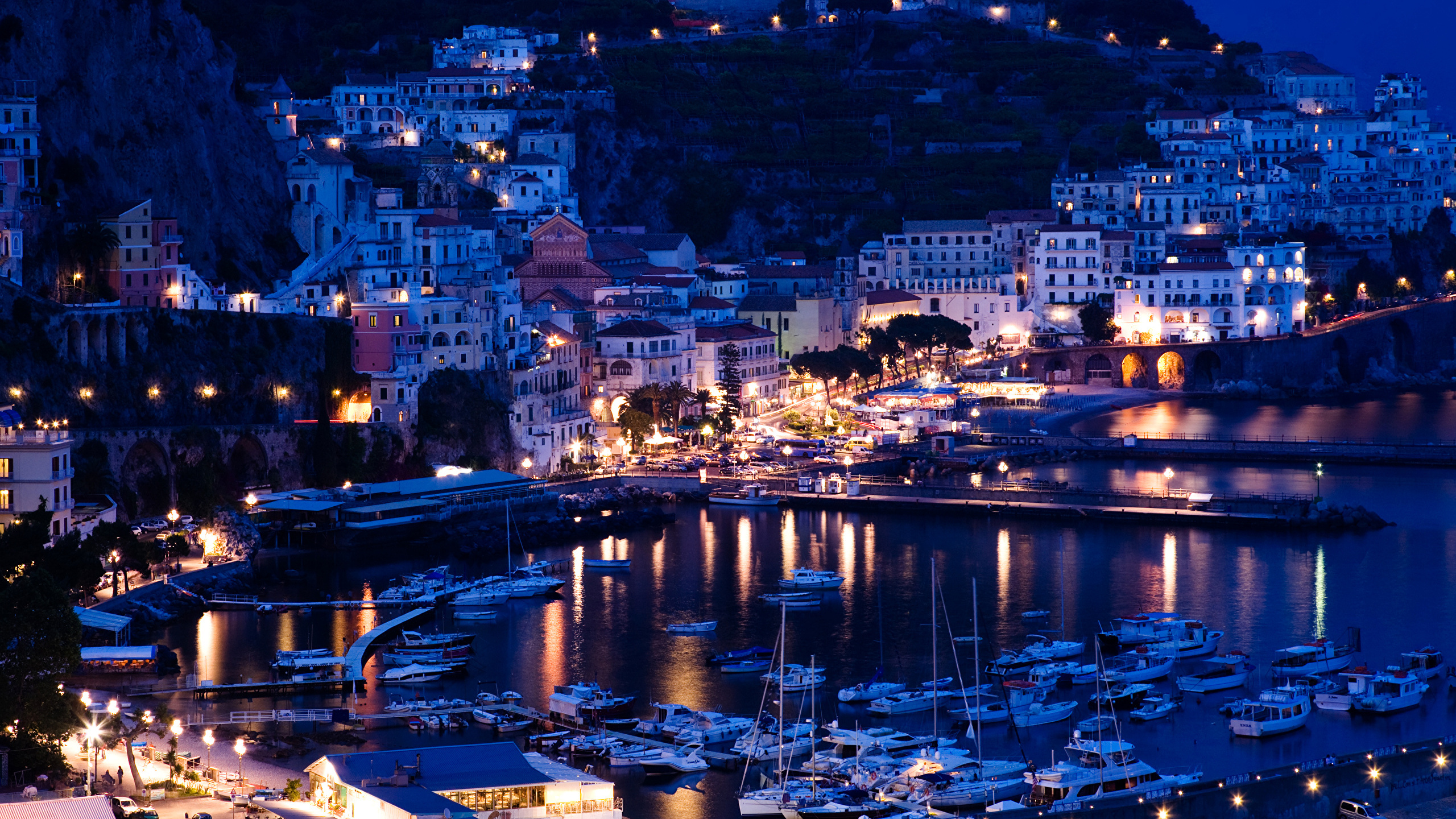 Horizon de la Ville Pendant la Nuit. Wallpaper in 2560x1440 Resolution