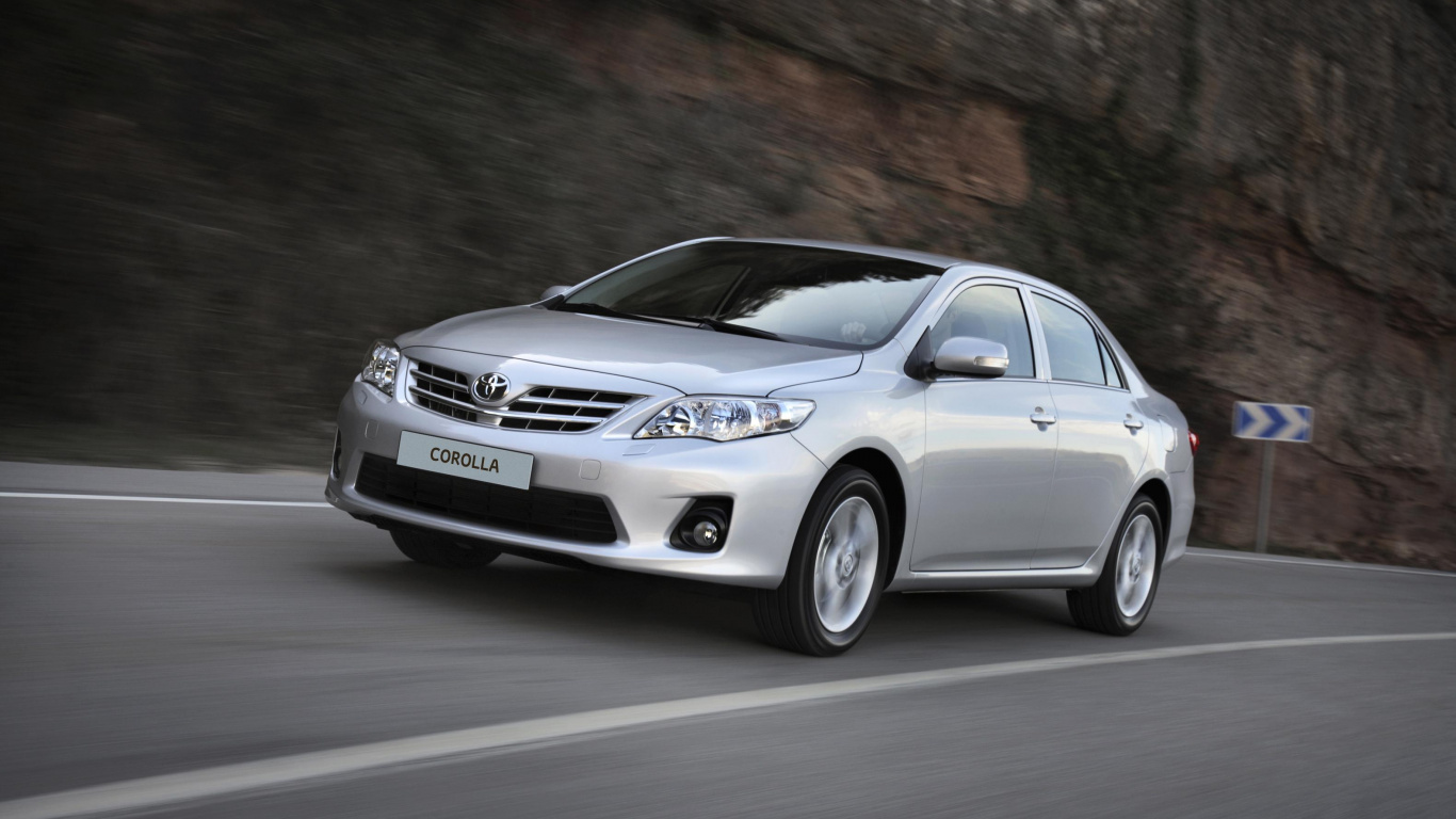 Argent Mercedes Benz Coupé Sur Route. Wallpaper in 1366x768 Resolution