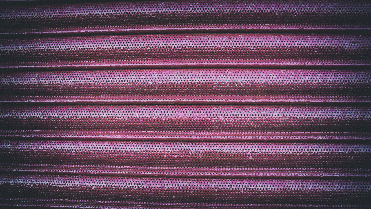Lila Und Schwarz Gestreiftes Textil. Wallpaper in 1280x720 Resolution