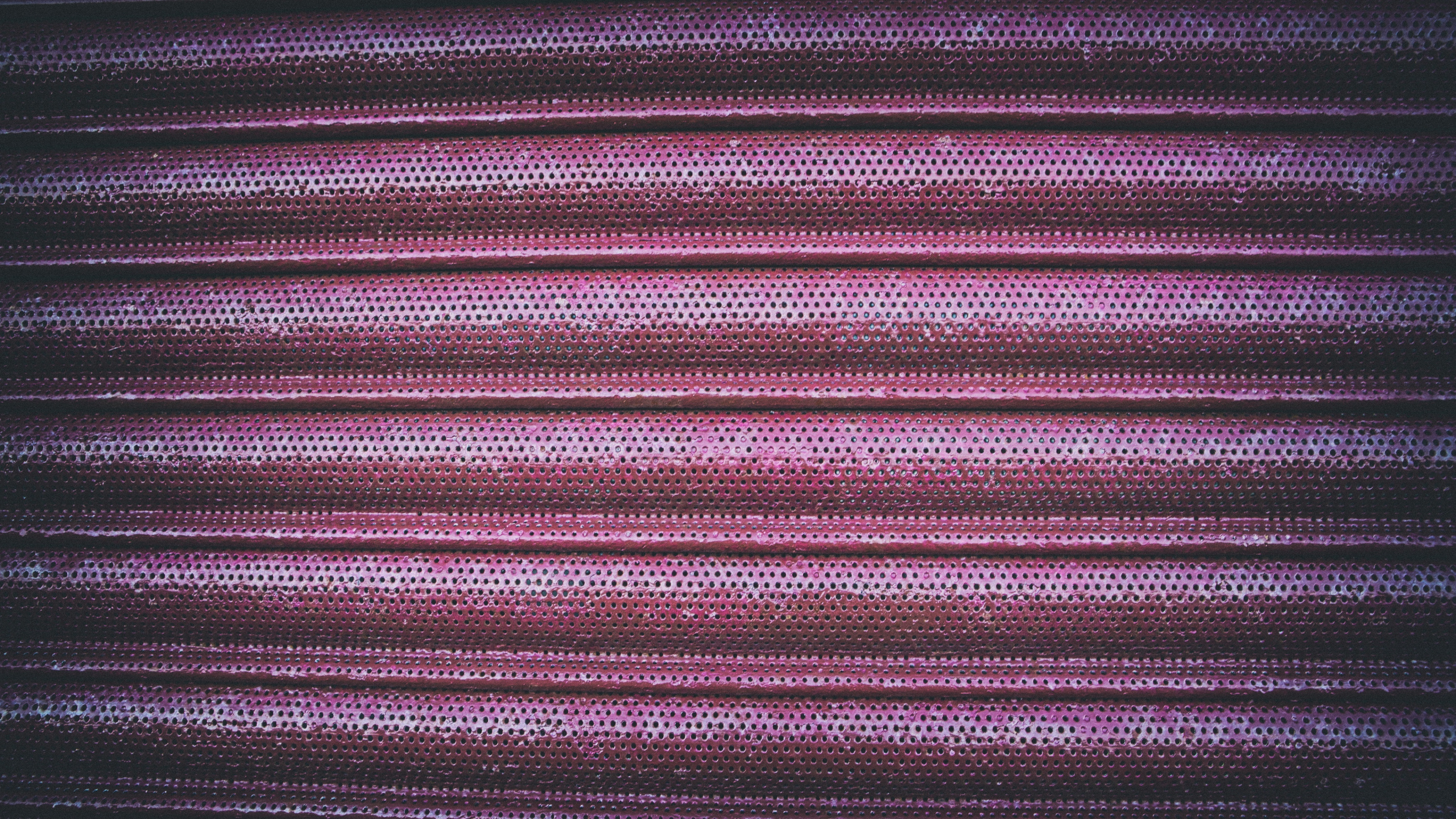 Lila Und Schwarz Gestreiftes Textil. Wallpaper in 2560x1440 Resolution
