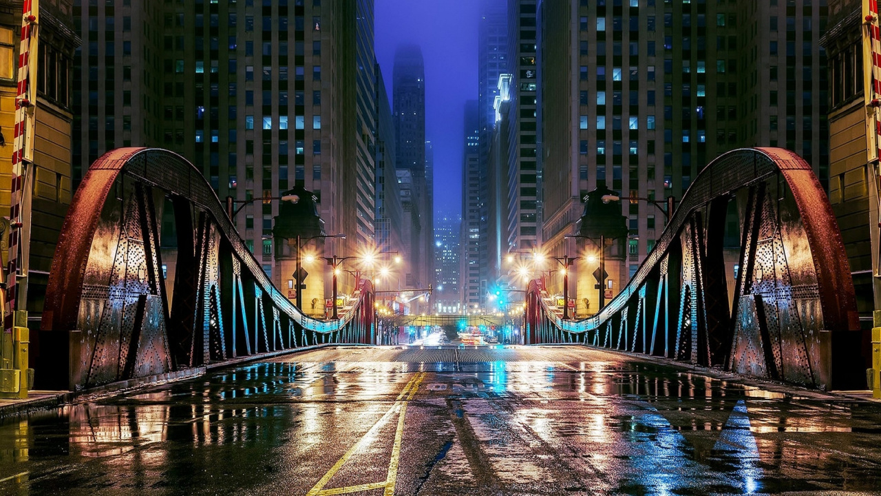 Personnes Marchant Sur le Pont Pendant la Nuit. Wallpaper in 1280x720 Resolution