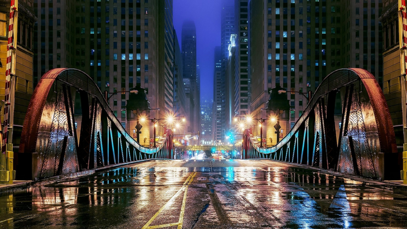 Personnes Marchant Sur le Pont Pendant la Nuit. Wallpaper in 1366x768 Resolution