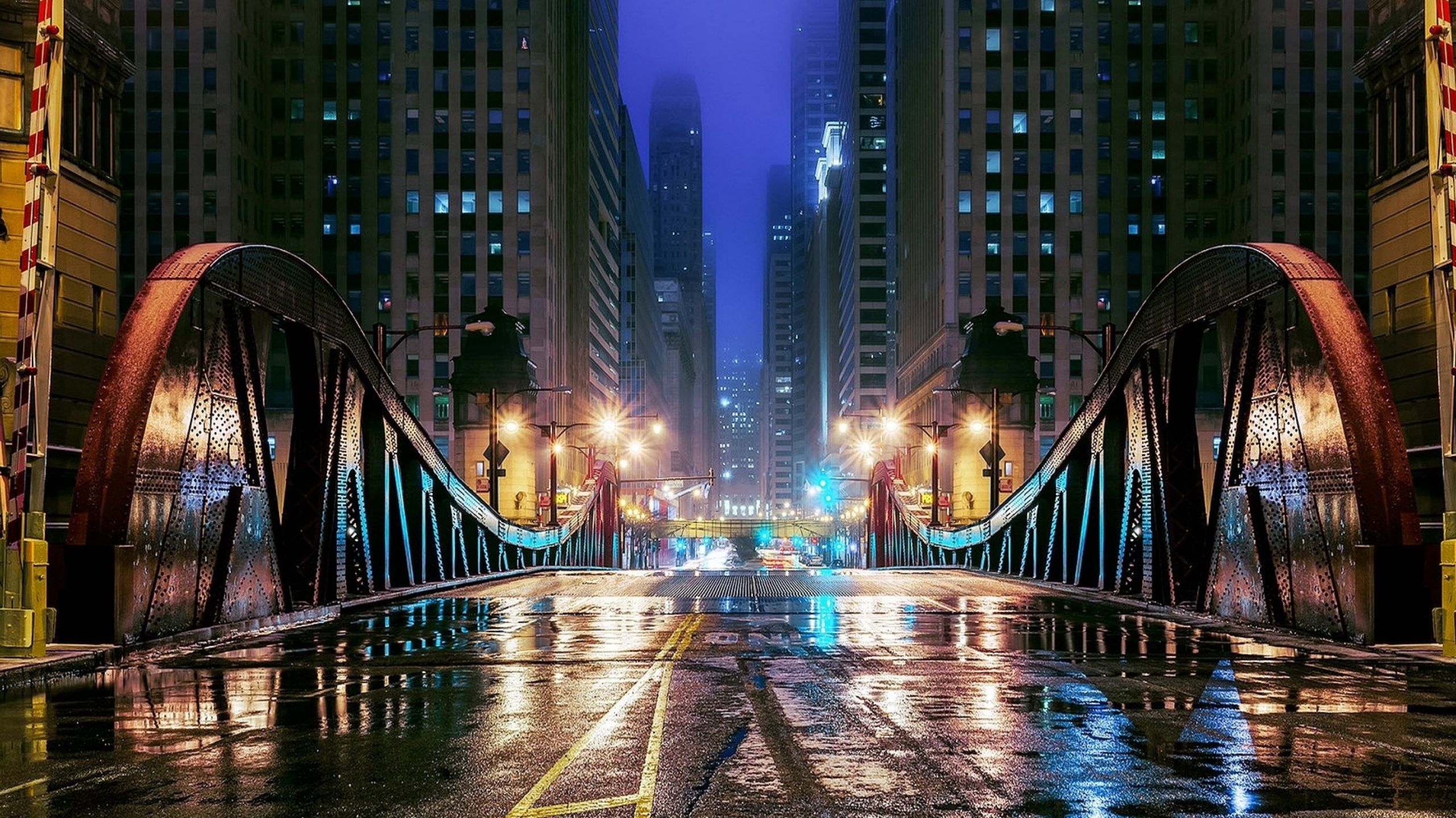 Personnes Marchant Sur le Pont Pendant la Nuit. Wallpaper in 2560x1440 Resolution