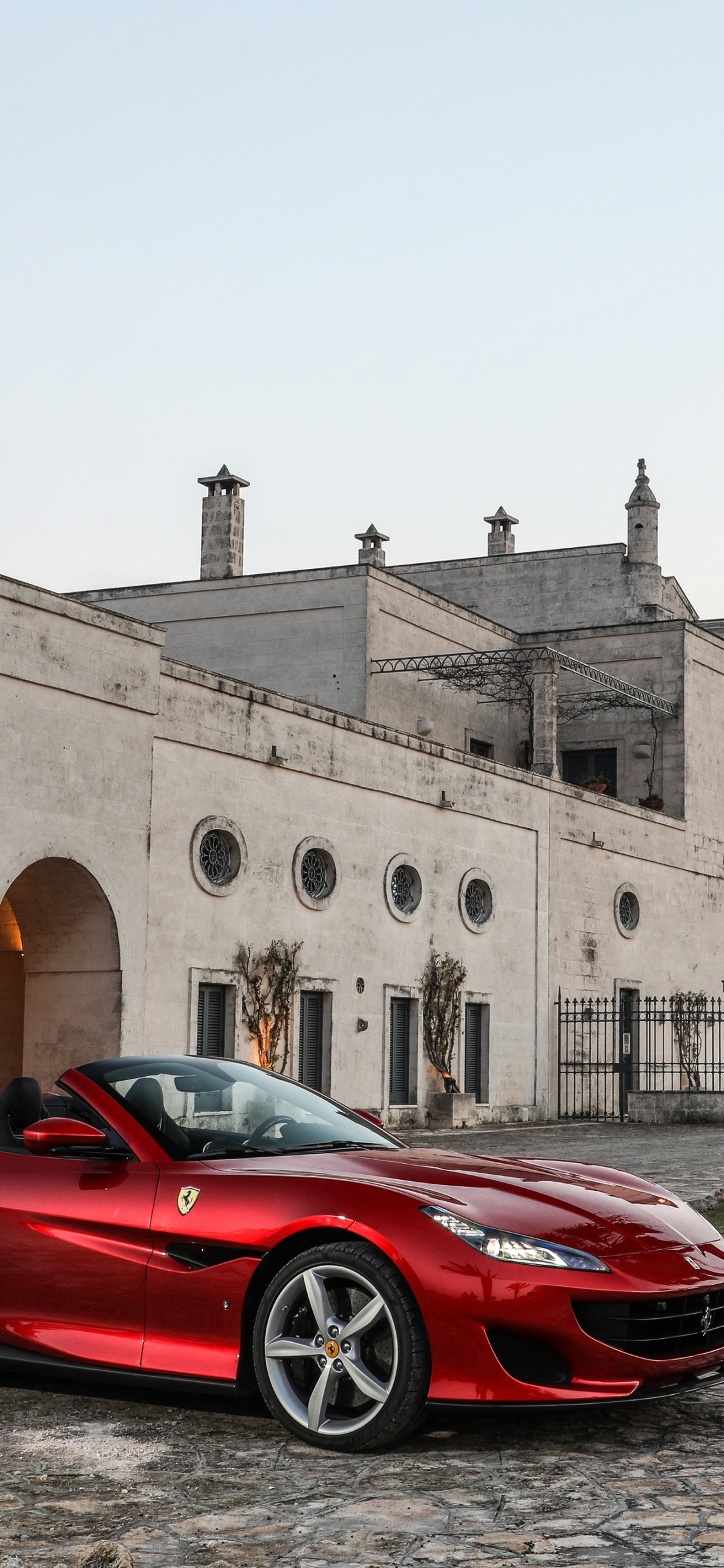 Ferrari Rouge 458 Italia Garée Près D'un Bâtiment en Béton Brun Pendant la Journée. Wallpaper in 1125x2436 Resolution