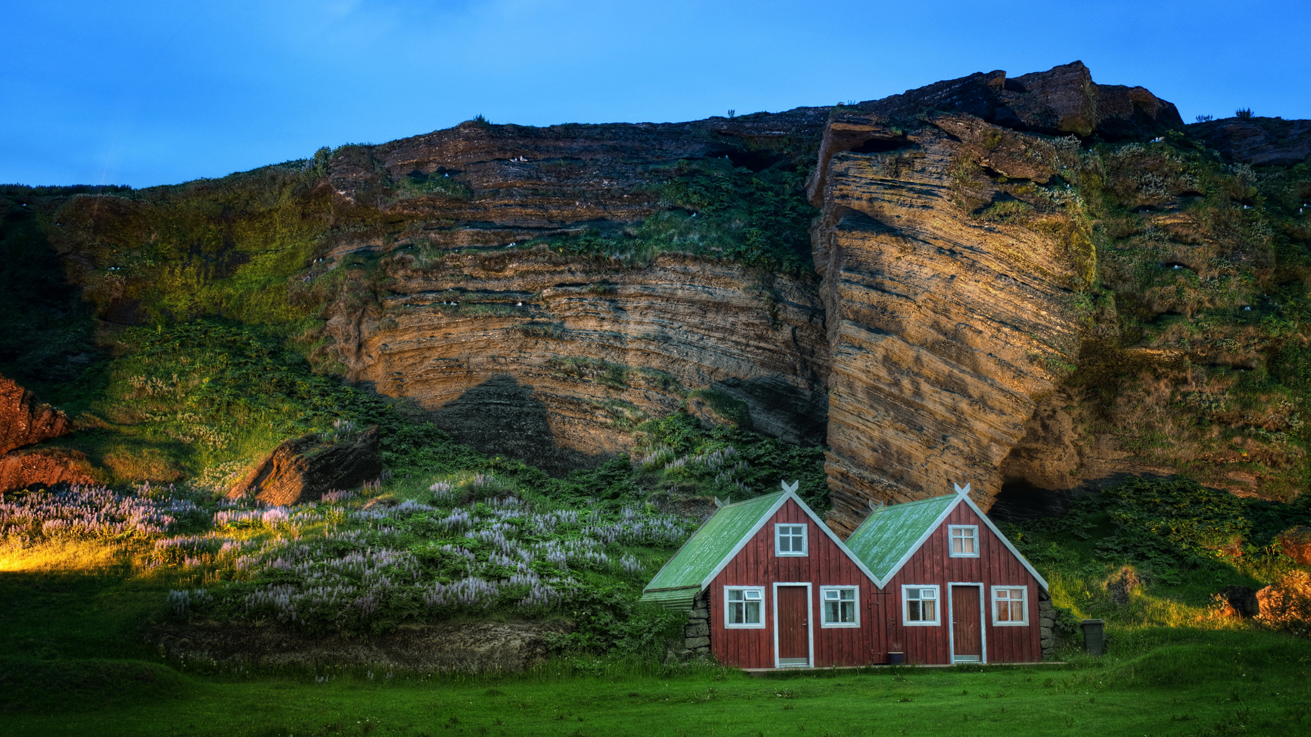 Green and Brown House Near Brown Rock Formation Under Blue Sky During Daytime. Wallpaper in 2560x1440 Resolution