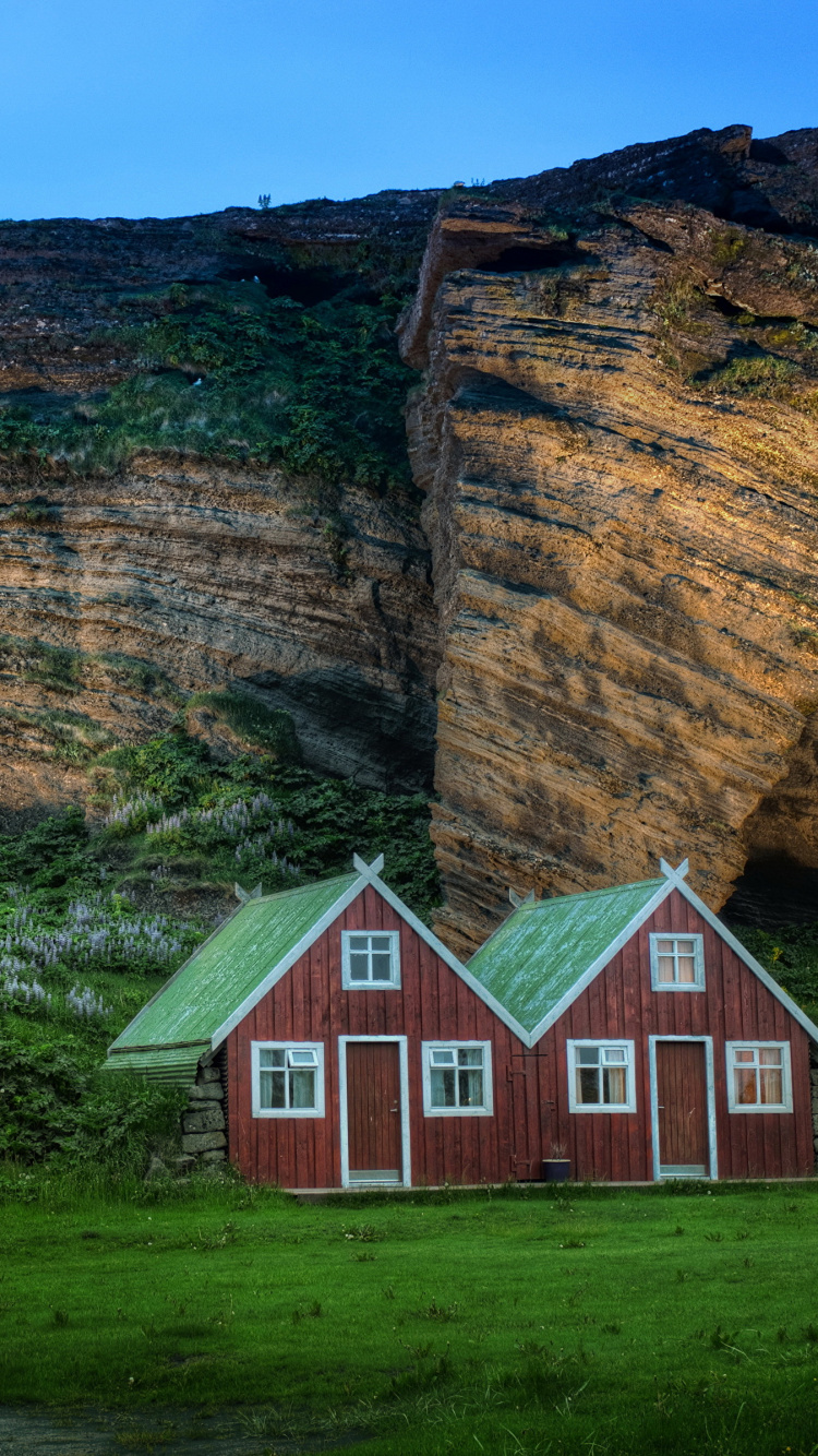 Green and Brown House Near Brown Rock Formation Under Blue Sky During Daytime. Wallpaper in 750x1334 Resolution