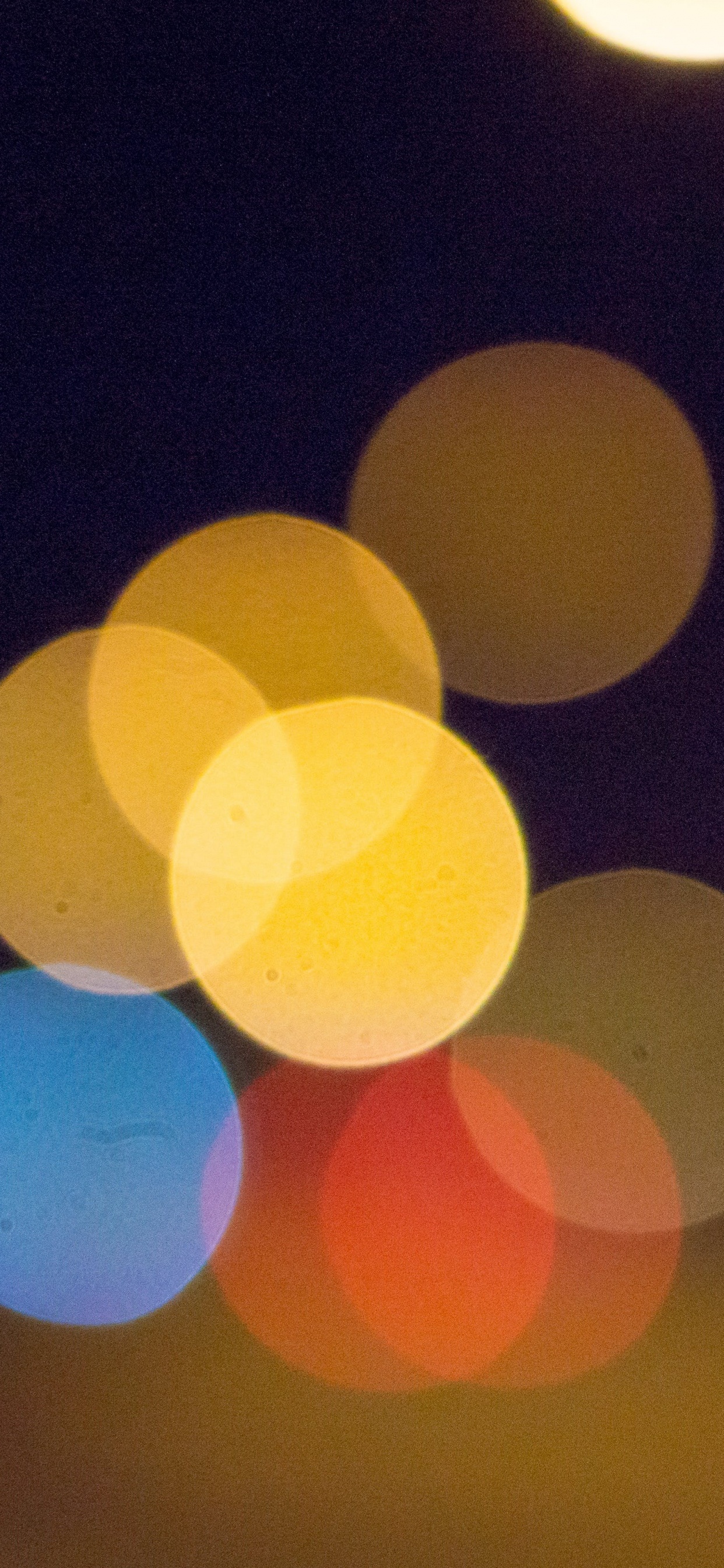 Gelbe Und Weiße Bokeh-Lichter. Wallpaper in 1242x2688 Resolution