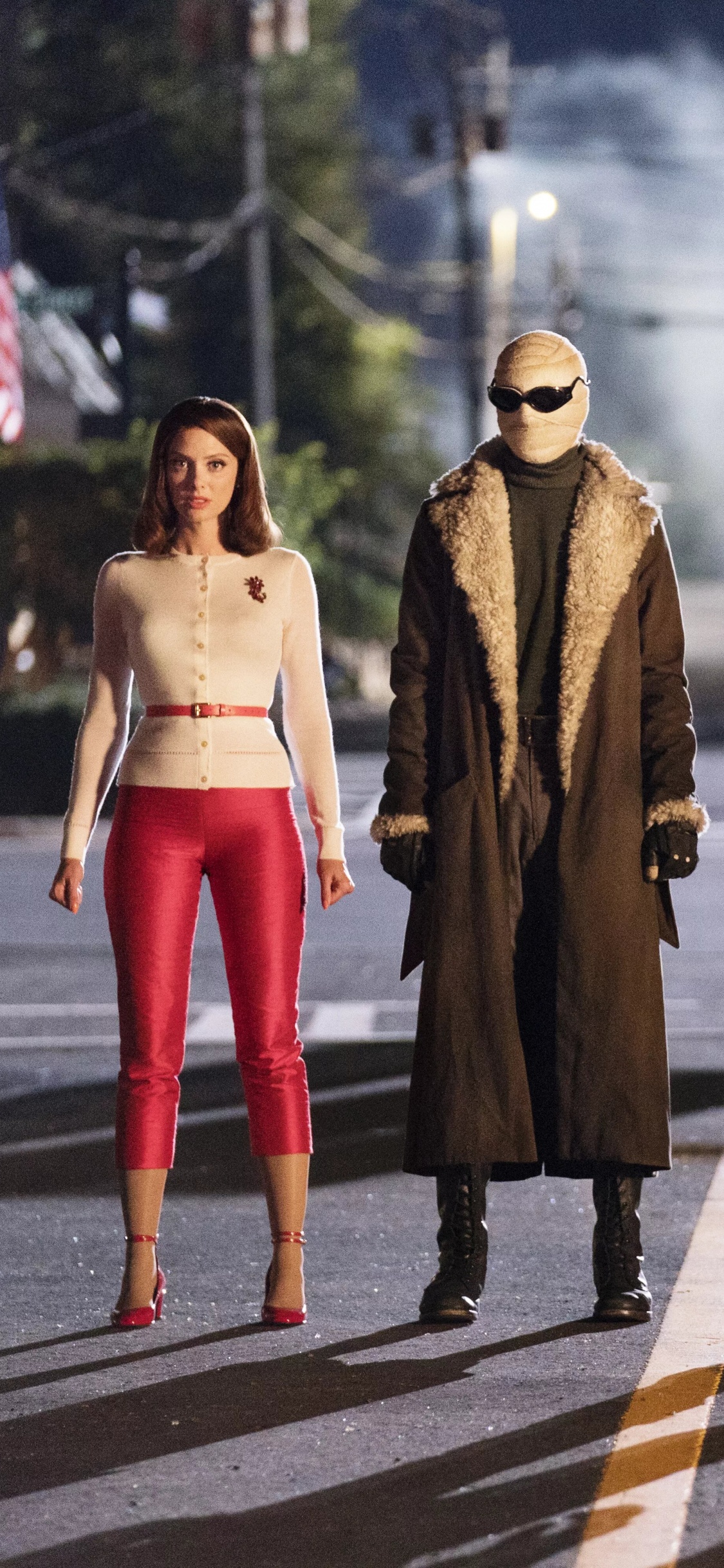 3 Frauen Gehen Tagsüber Auf Der Fußgängerzone. Wallpaper in 1125x2436 Resolution