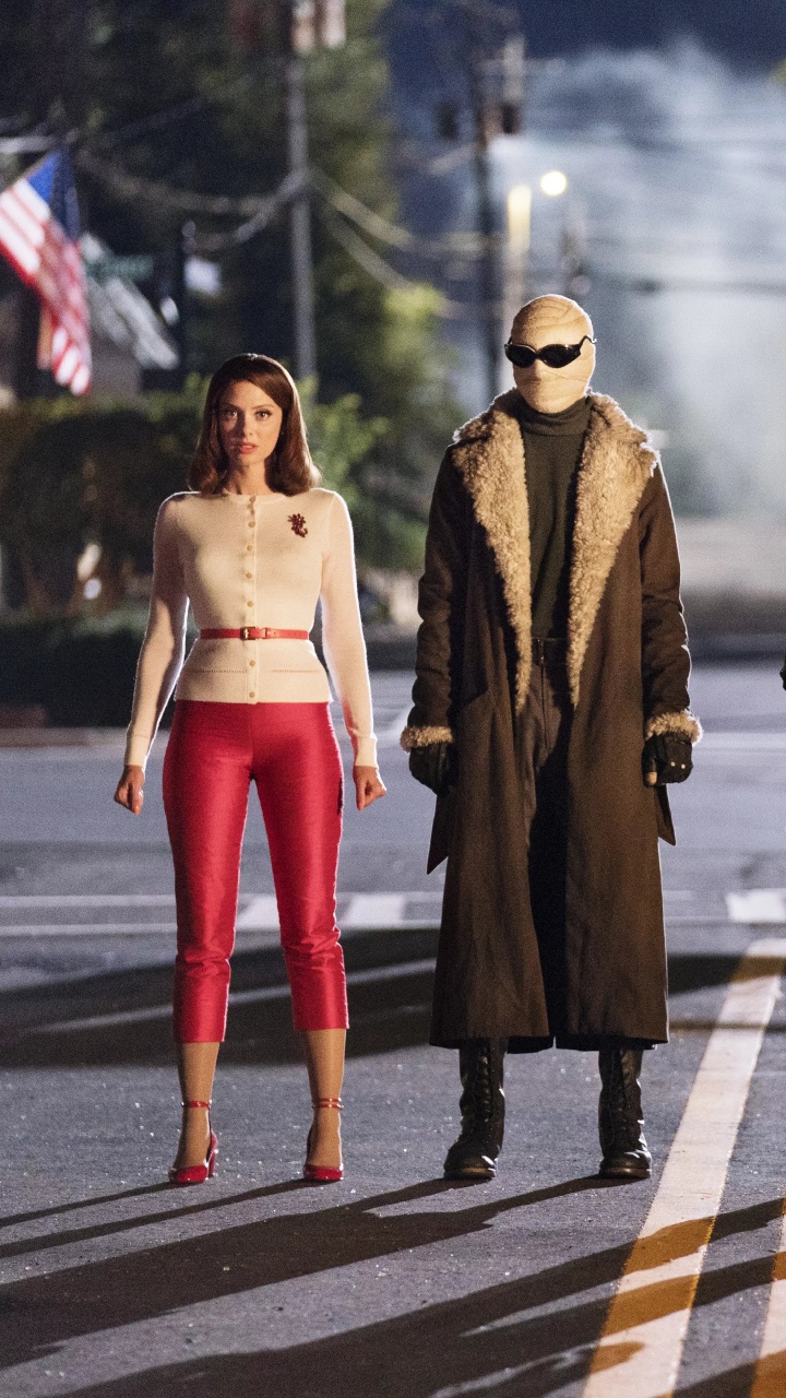 3 Frauen Gehen Tagsüber Auf Der Fußgängerzone. Wallpaper in 720x1280 Resolution