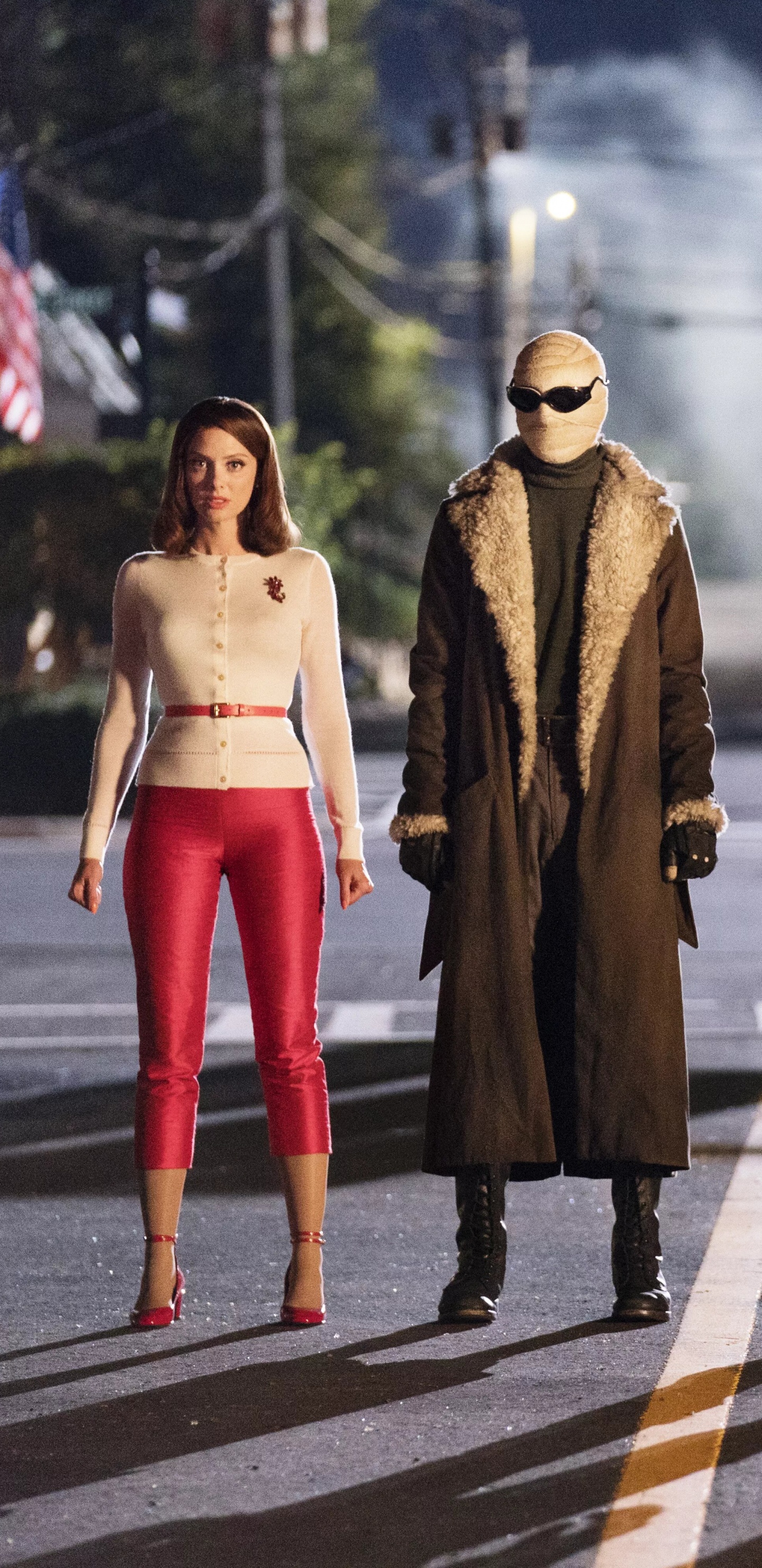 3 Mujeres Caminando Por el Carril Peatonal Durante el Día. Wallpaper in 1440x2960 Resolution