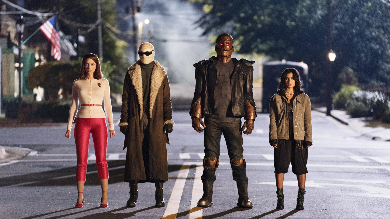 3 Femmes Marchant Sur la Voie Piétonne Pendant la Journée. Wallpaper in 1366x768 Resolution