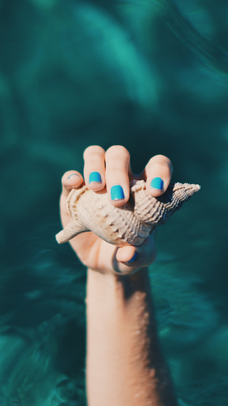 Pieds de Personnes Avec du Vernis à Ongles à Pois Blancs et Noirs. Wallpaper in 750x1334 Resolution