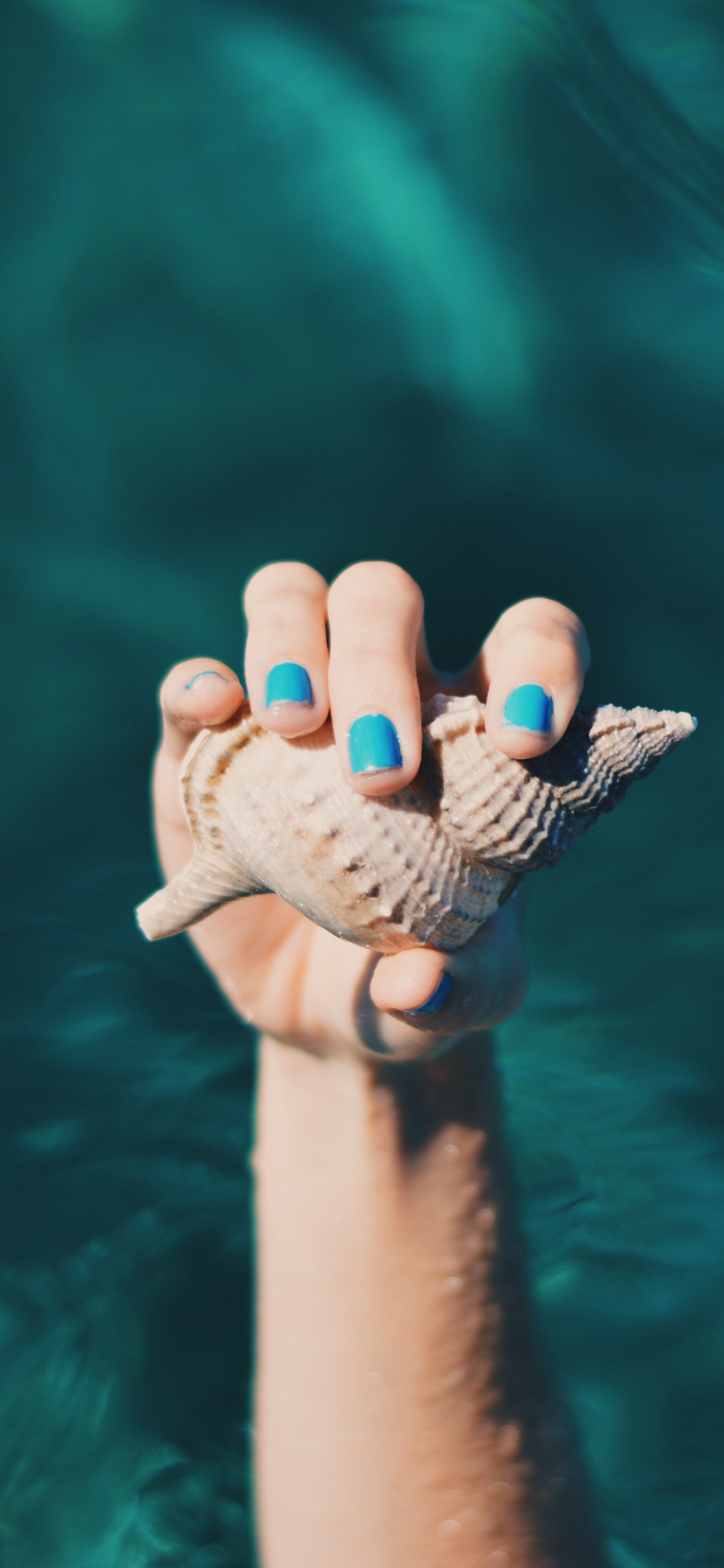 Personenfüße Mit Weißem Und Schwarzem Polka-Dot-Nagellack. Wallpaper in 1125x2436 Resolution