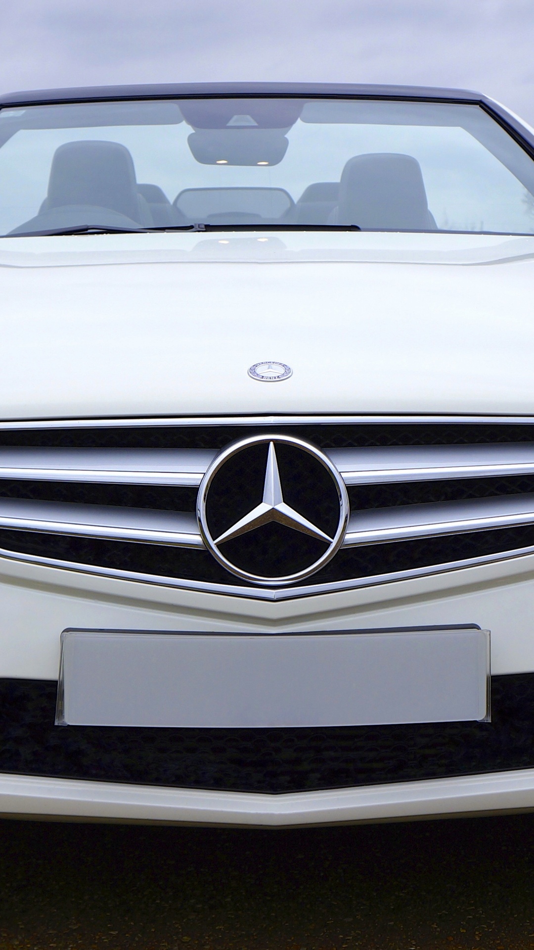 Weiße Mercedes Benz c Klasse. Wallpaper in 1080x1920 Resolution