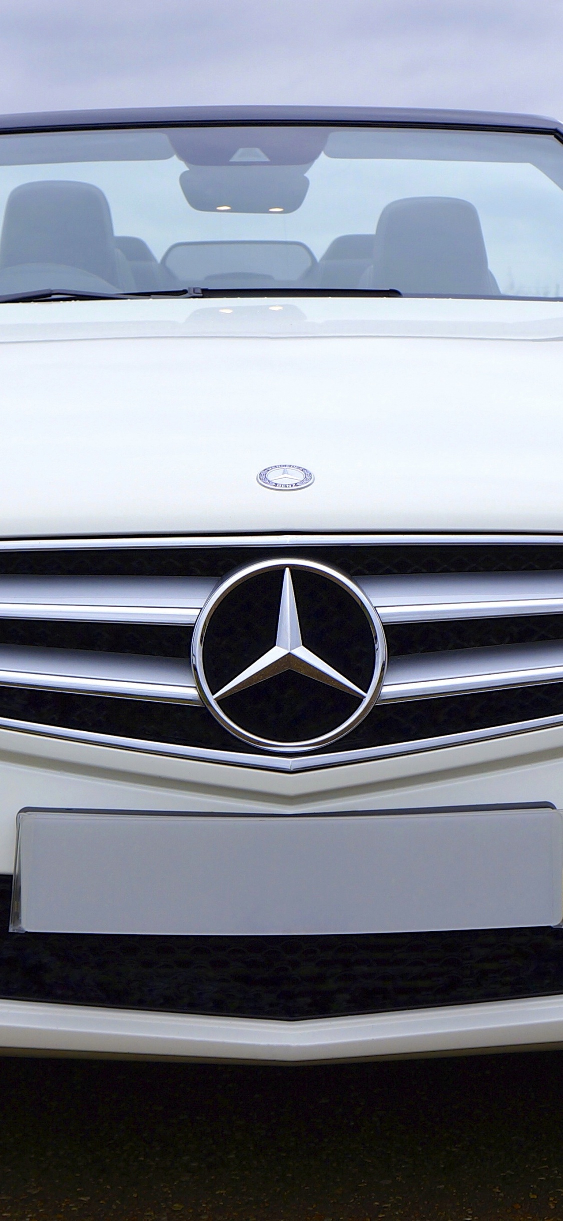 Weiße Mercedes Benz c Klasse. Wallpaper in 1125x2436 Resolution