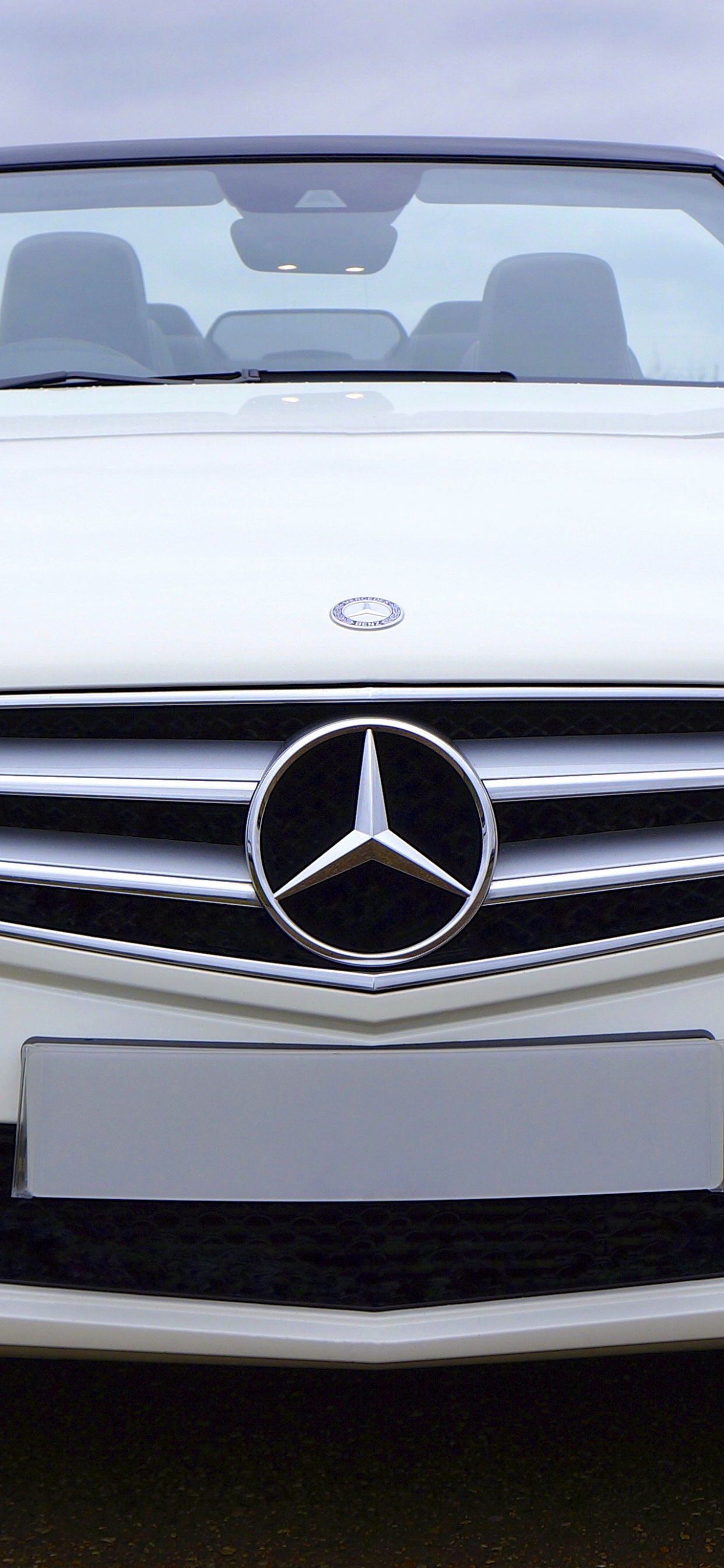 Weiße Mercedes Benz c Klasse. Wallpaper in 1242x2688 Resolution