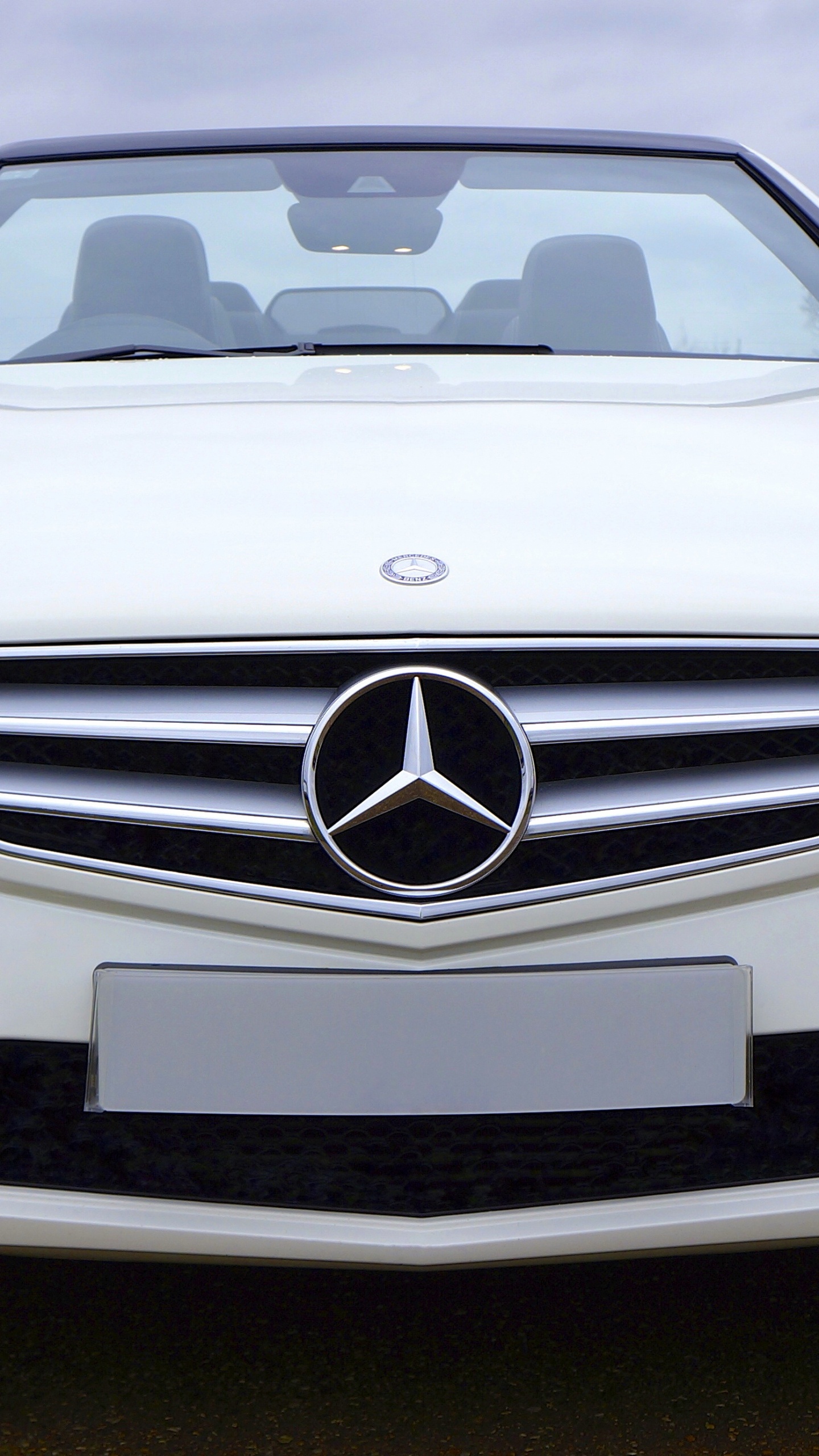 Weiße Mercedes Benz c Klasse. Wallpaper in 1440x2560 Resolution