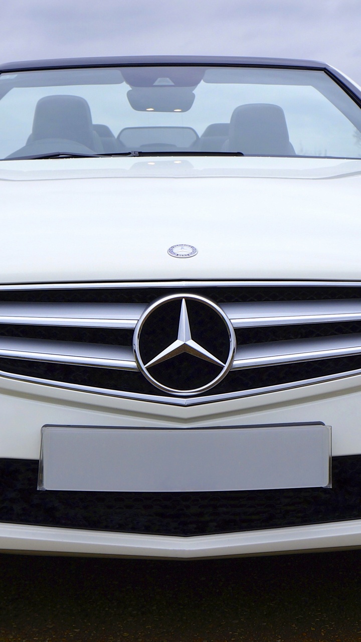 Weiße Mercedes Benz c Klasse. Wallpaper in 720x1280 Resolution