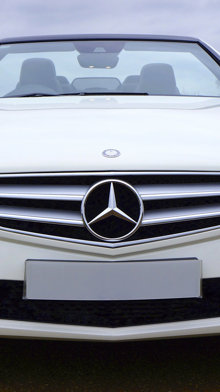 Weiße Mercedes Benz c Klasse. Wallpaper in 750x1334 Resolution