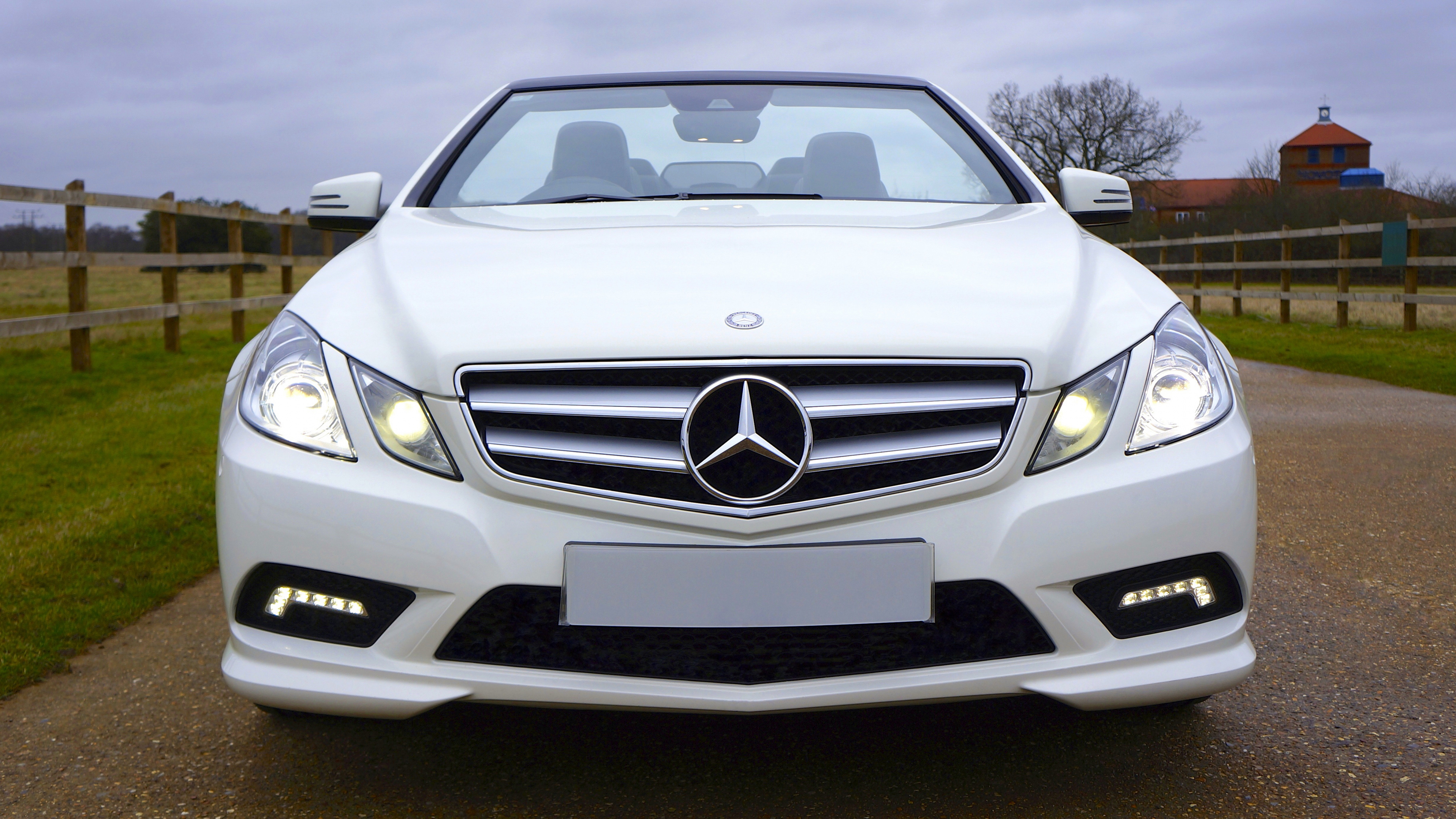 White Mercedes Benz c Class. Wallpaper in 3840x2160 Resolution