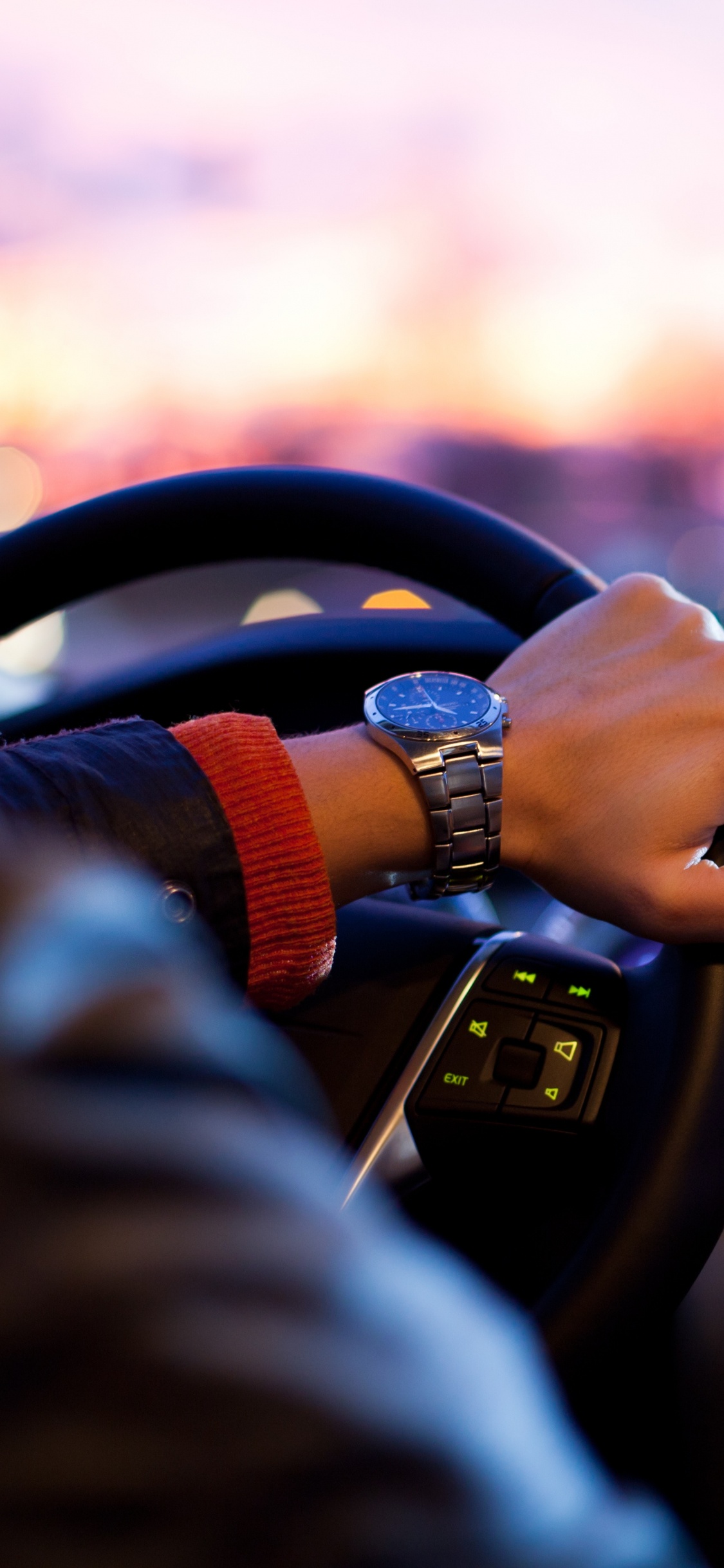 Personne Conduisant Une Voiture Pendant la Journée. Wallpaper in 1125x2436 Resolution