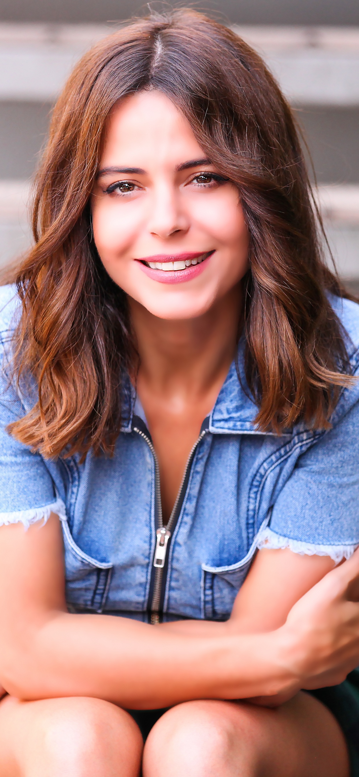 Cheveu, Séance, Beauté, Denim, Sourire. Wallpaper in 1242x2688 Resolution