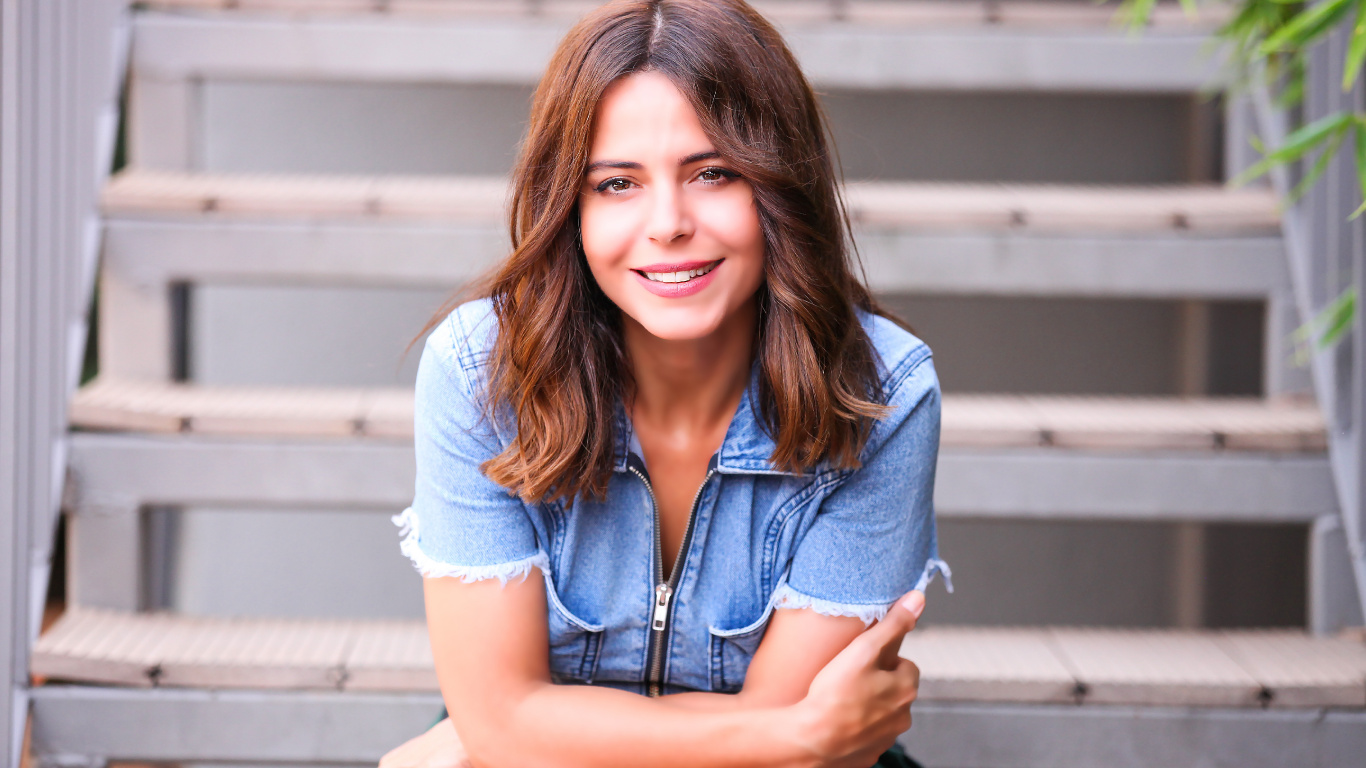 Cheveu, Séance, Beauté, Denim, Sourire. Wallpaper in 1366x768 Resolution