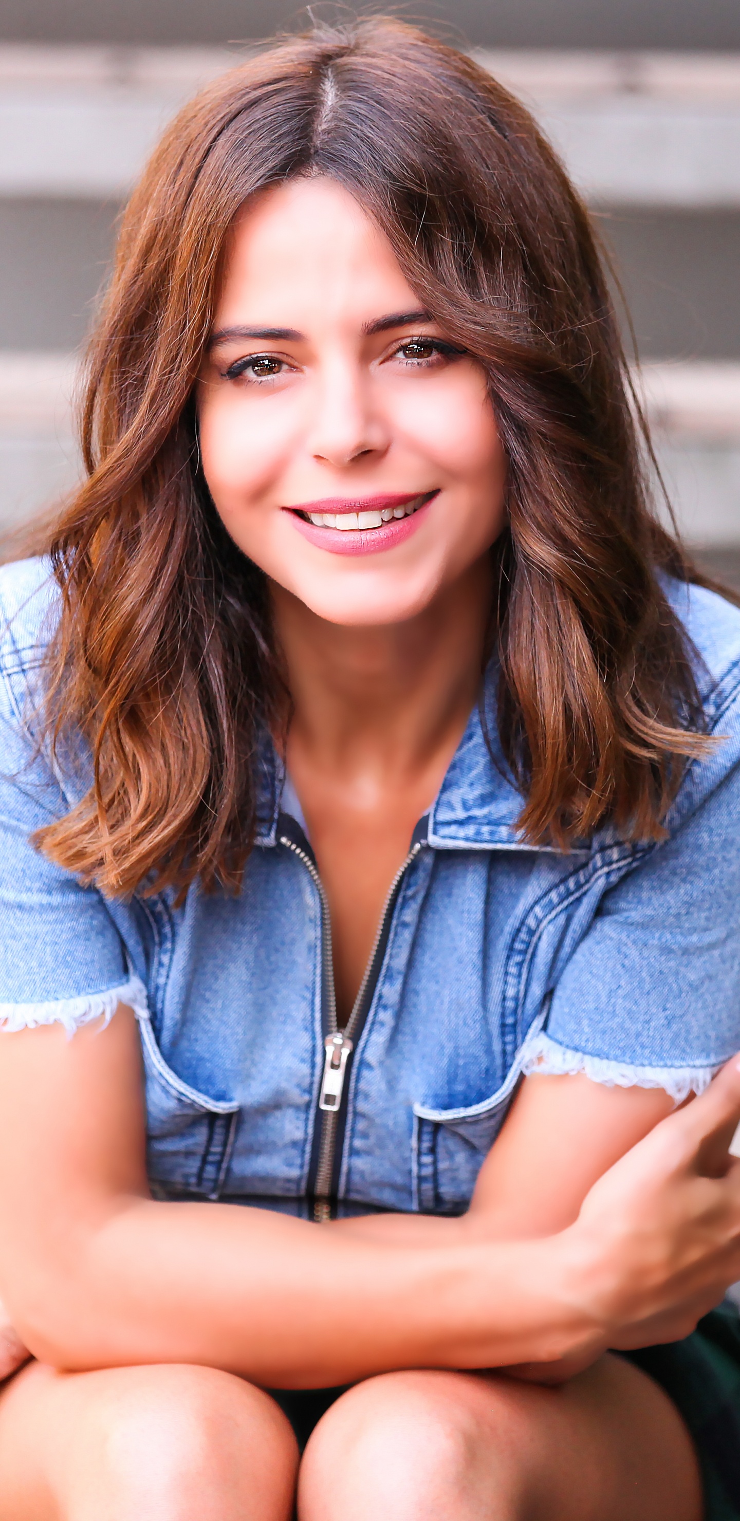 Simge, Hair, Sitting, Beauty, Denim. Wallpaper in 1440x2960 Resolution