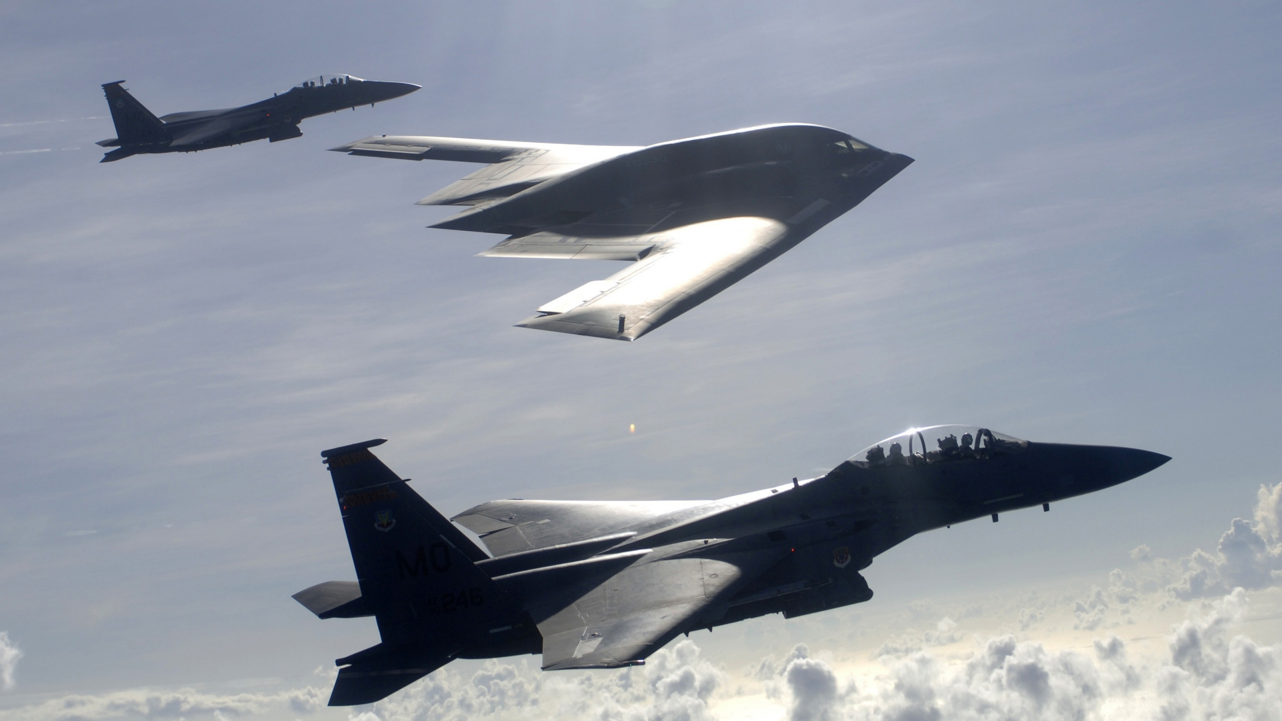 Schwarzes Düsenflugzeug in Der Luft. Wallpaper in 2560x1440 Resolution