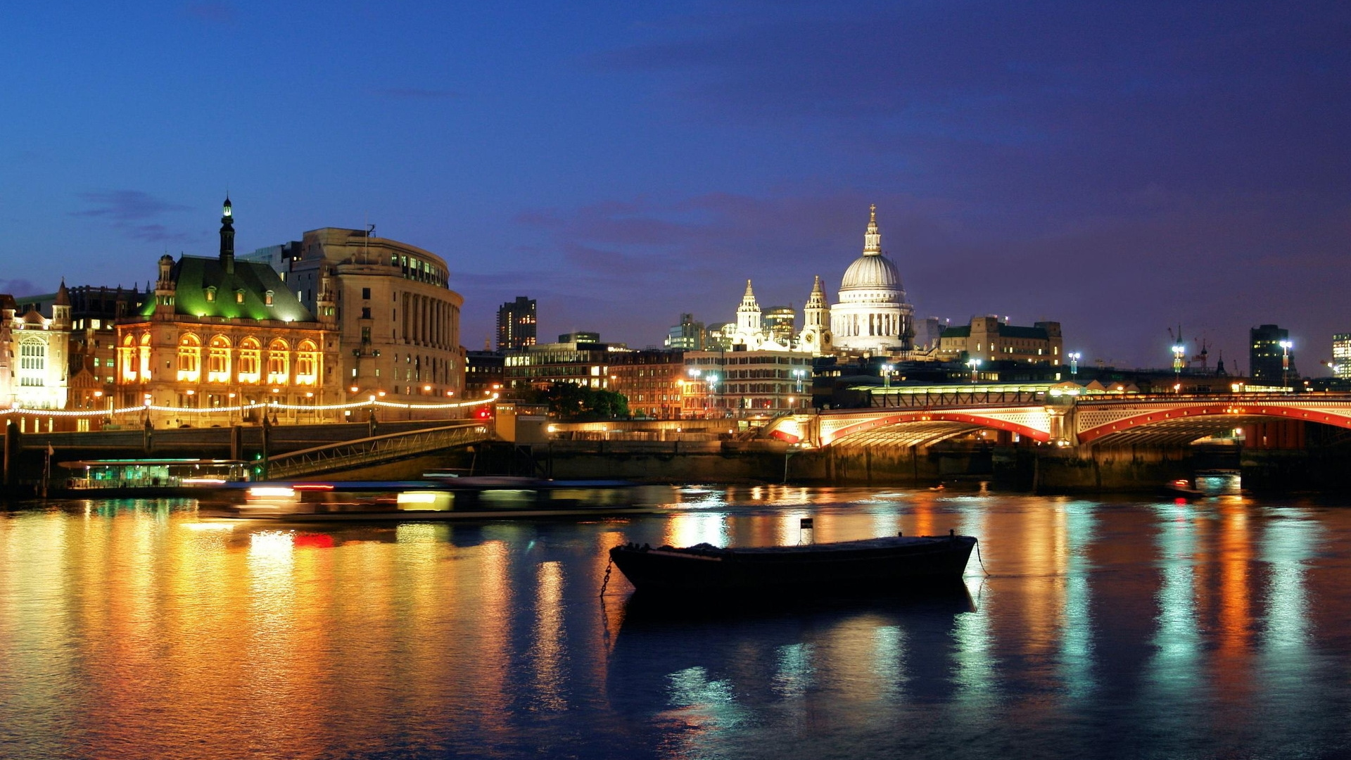 Weißes Betongebäude in Der Nähe Von Gewässern Während Der Nacht. Wallpaper in 1920x1080 Resolution