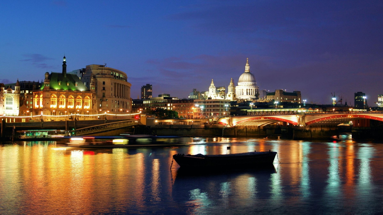 Edificio de Hormigón Blanco Cerca Del Cuerpo de Agua Durante la Noche. Wallpaper in 1280x720 Resolution