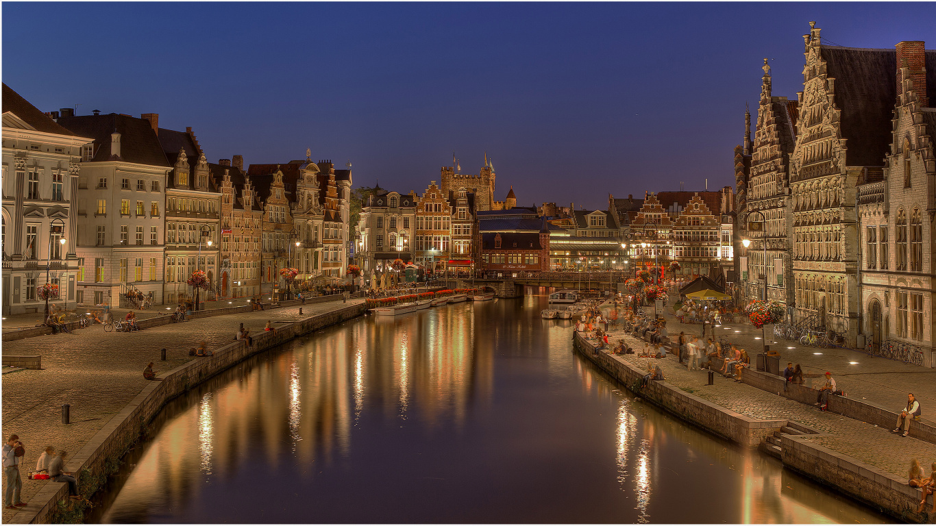Edificios de la Ciudad Cerca Del Cuerpo de Agua Durante la Noche. Wallpaper in 1366x768 Resolution