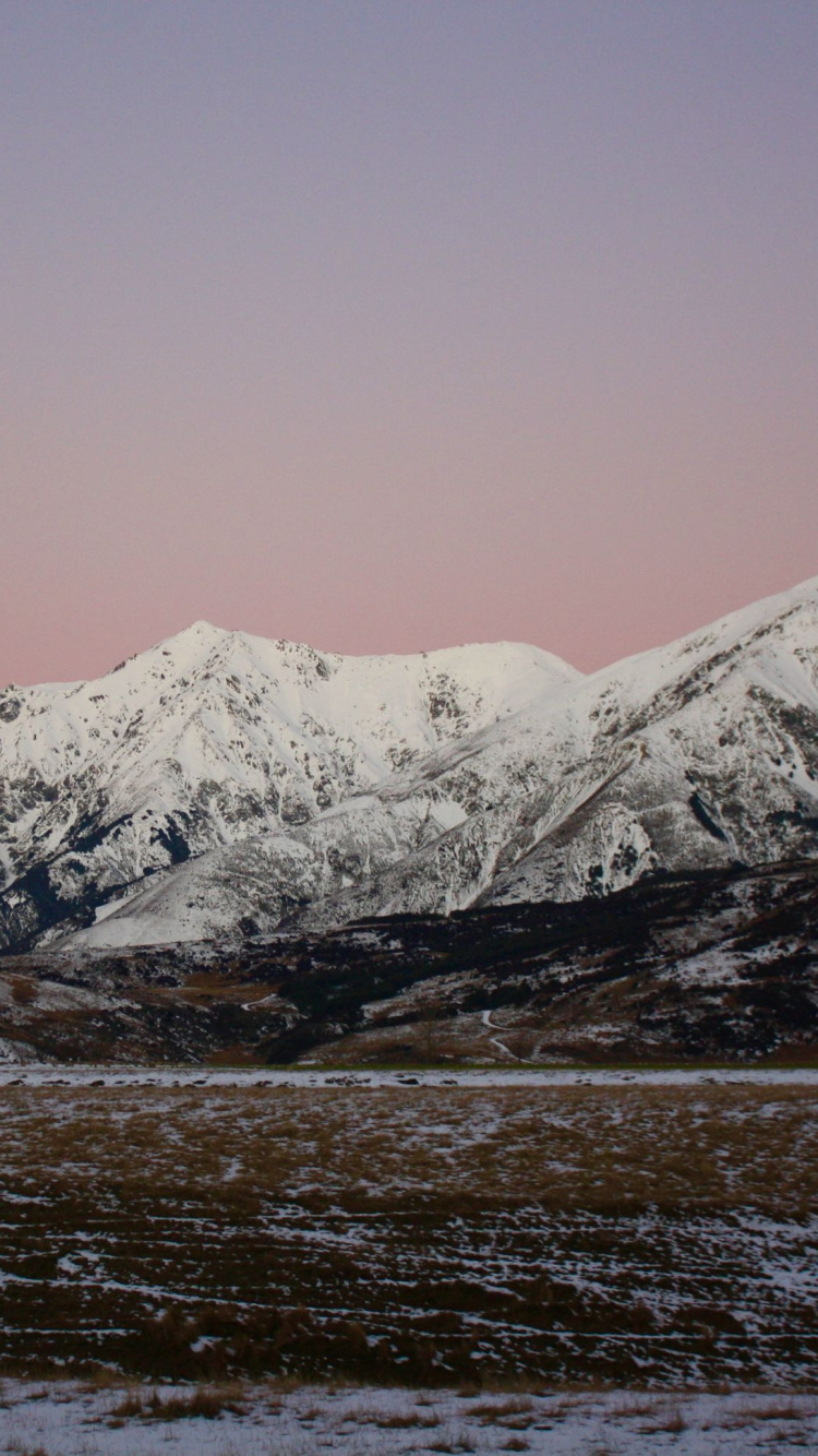 Montaña Cubierta de Nieve Durante el Día. Wallpaper in 750x1334 Resolution