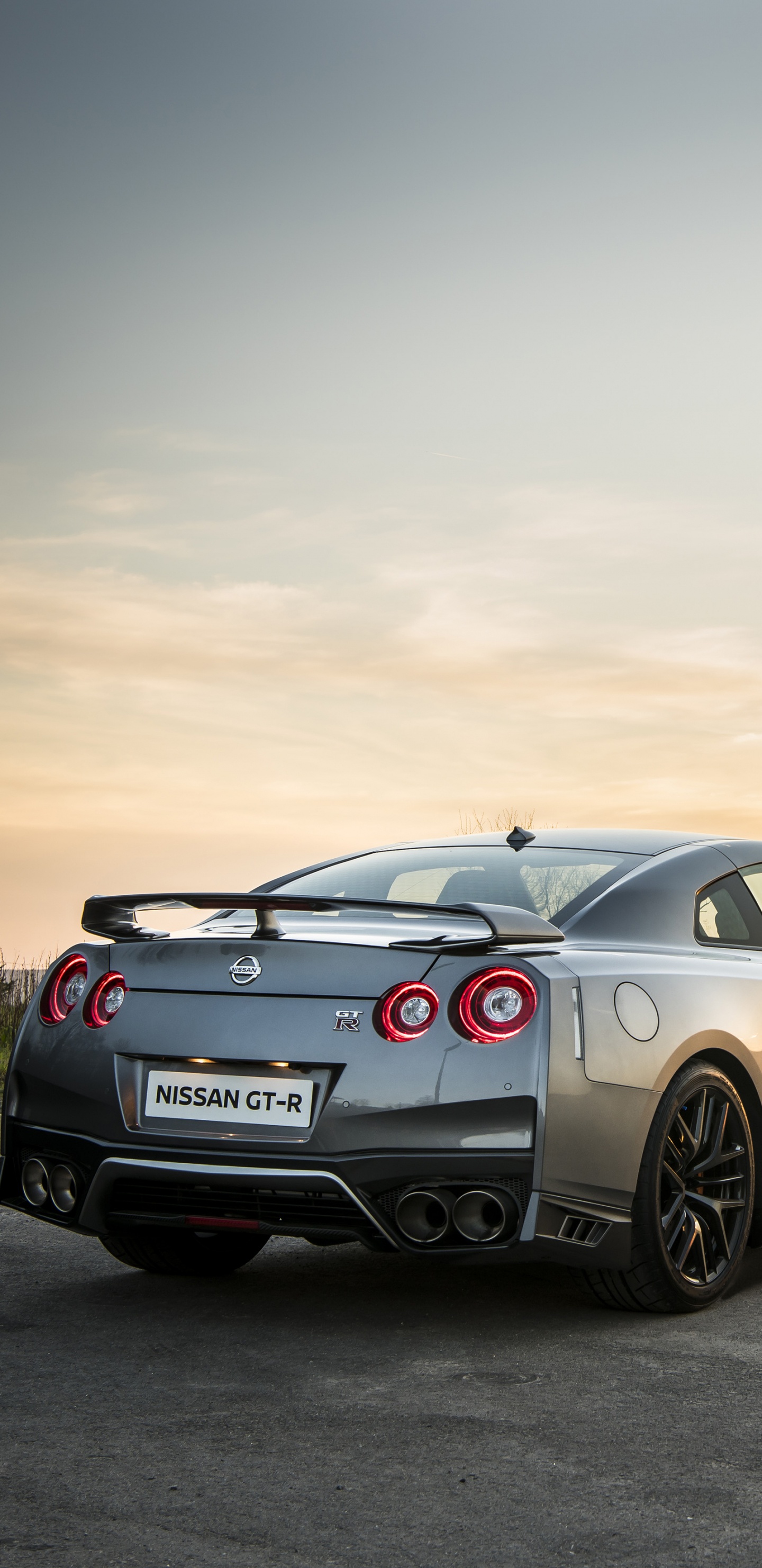 Silbernes Mercedes Benz Coupé Tagsüber Unterwegsup. Wallpaper in 1440x2960 Resolution