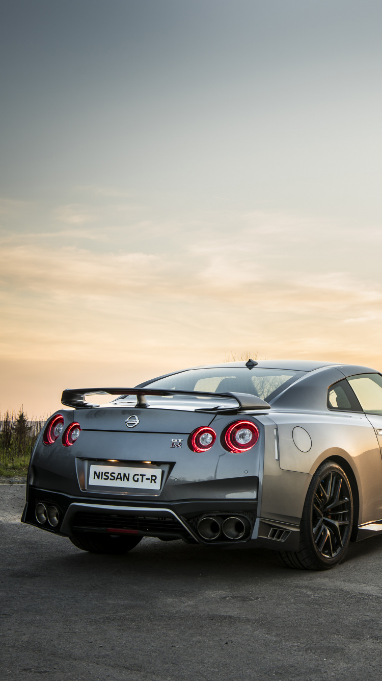 Silbernes Mercedes Benz Coupé Tagsüber Unterwegsup. Wallpaper in 750x1334 Resolution