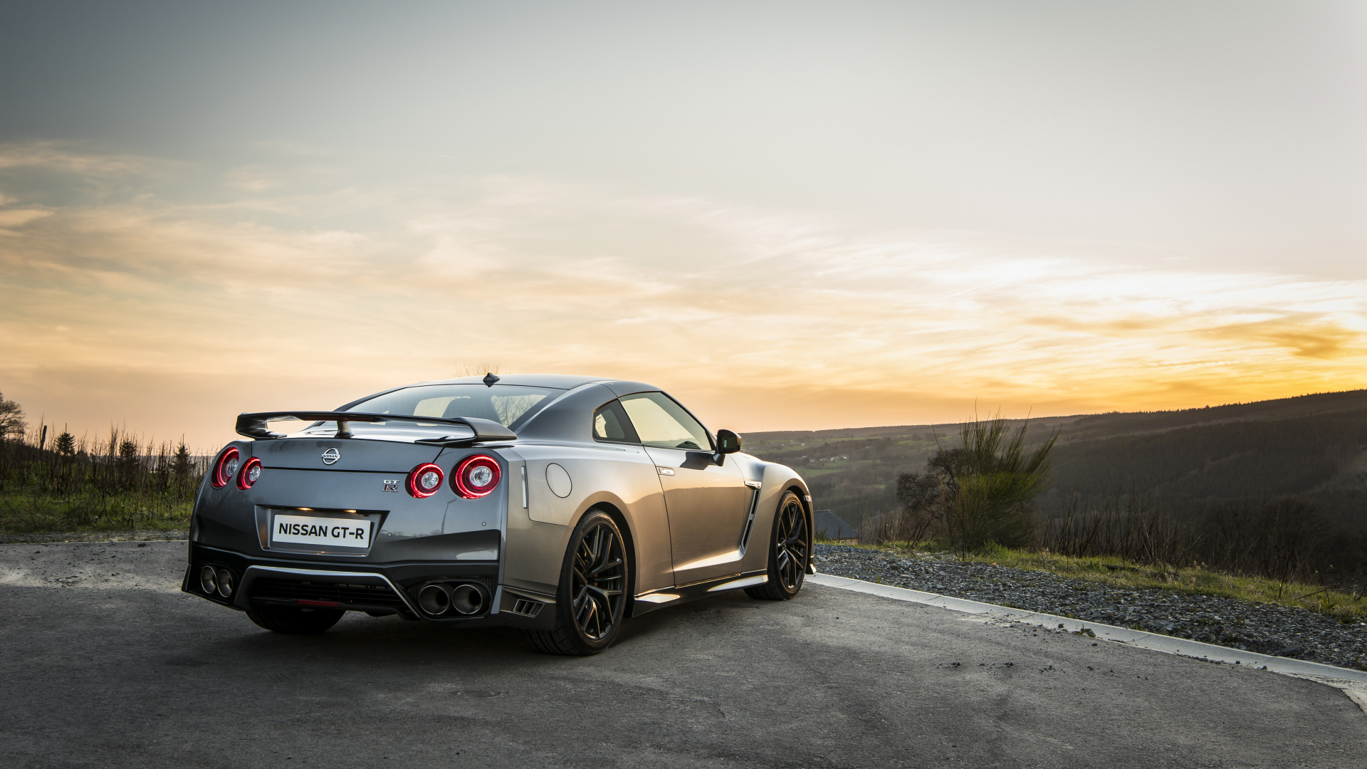 Silver Mercedes Benz Coupe en la Carretera Durante el Día. Wallpaper in 1920x1080 Resolution
