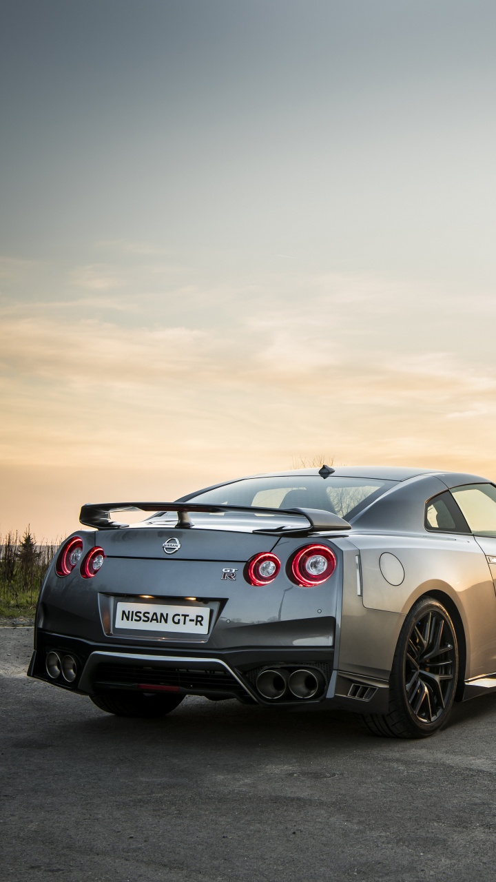 Silver Mercedes Benz Coupe en la Carretera Durante el Día. Wallpaper in 720x1280 Resolution