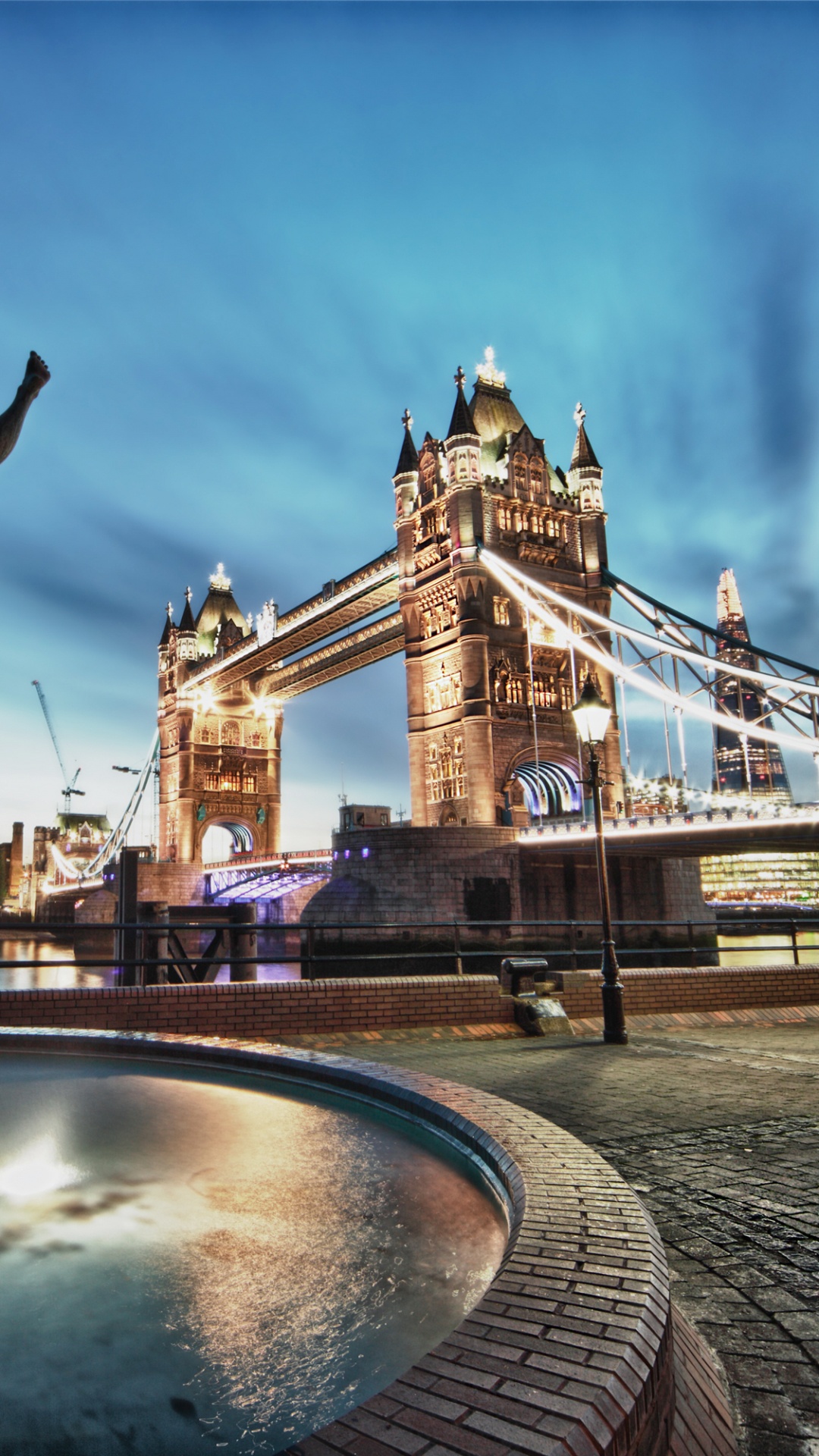 Mann Reitet Pferdestatue in Der Nähe Von Braunem Betongebäude Tagsüber. Wallpaper in 1080x1920 Resolution