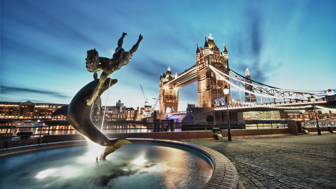 Mann Reitet Pferdestatue in Der Nähe Von Braunem Betongebäude Tagsüber. Wallpaper in 1280x720 Resolution