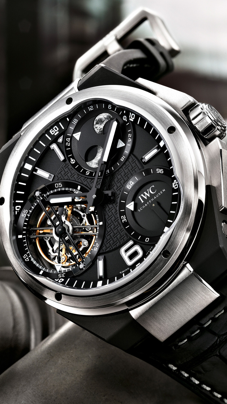 Silberne Und Schwarze Chronographenuhr. Wallpaper in 750x1334 Resolution