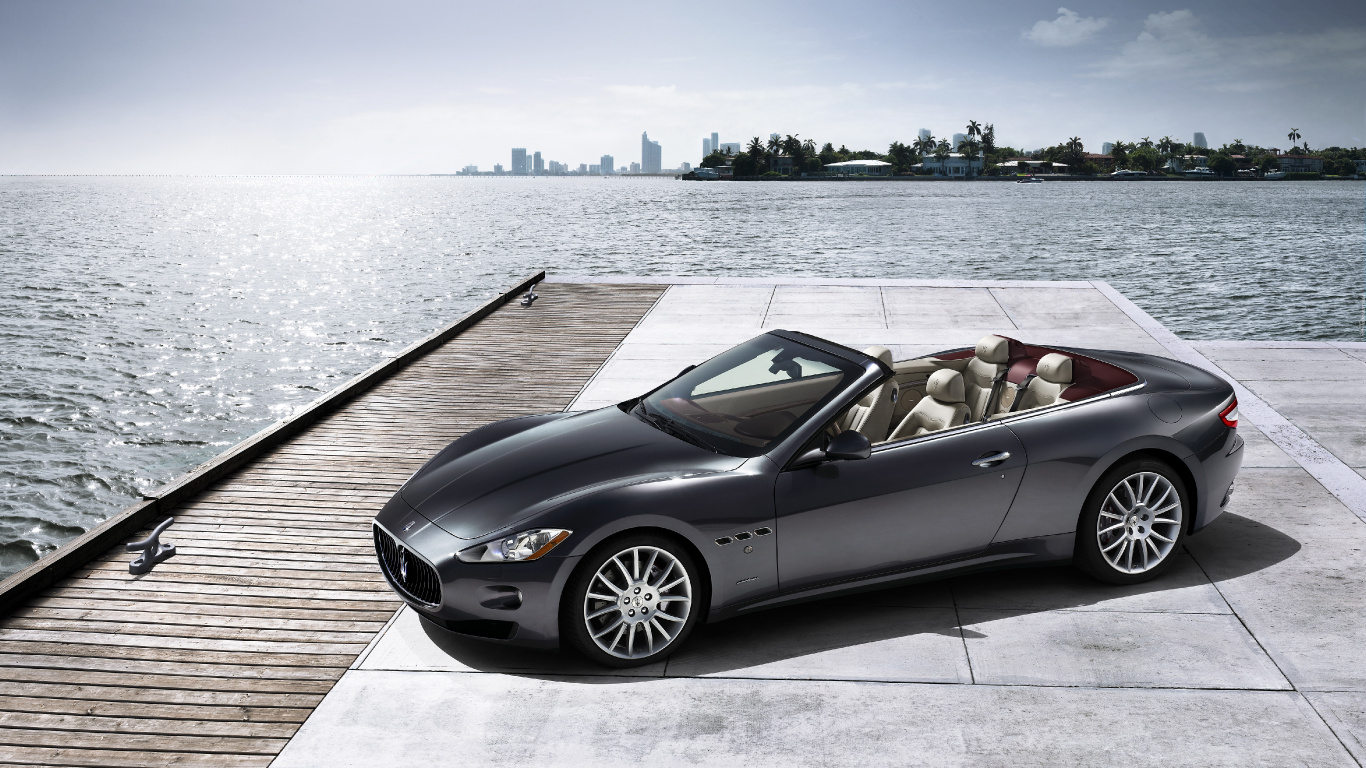 Schwarzes Cabrio-Coupé, Das Tagsüber Auf Dem Dock Geparkt Ist. Wallpaper in 1366x768 Resolution