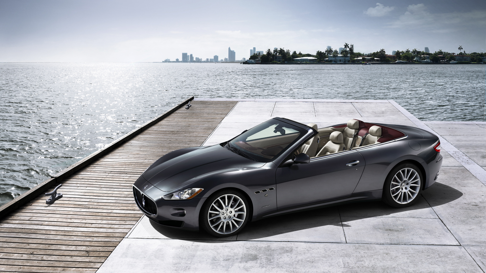 Schwarzes Cabrio-Coupé, Das Tagsüber Auf Dem Dock Geparkt Ist. Wallpaper in 1920x1080 Resolution