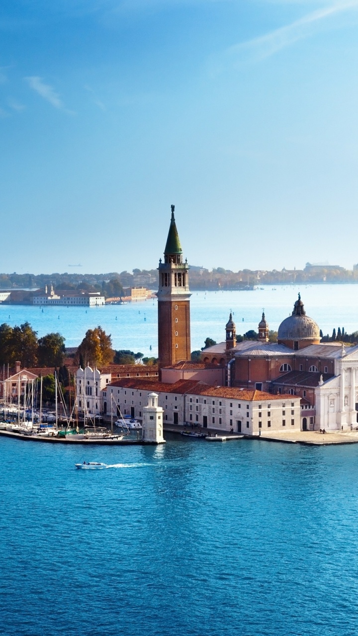 Bâtiment en Béton Brun Près D'un Plan D'eau Pendant la Journée. Wallpaper in 720x1280 Resolution