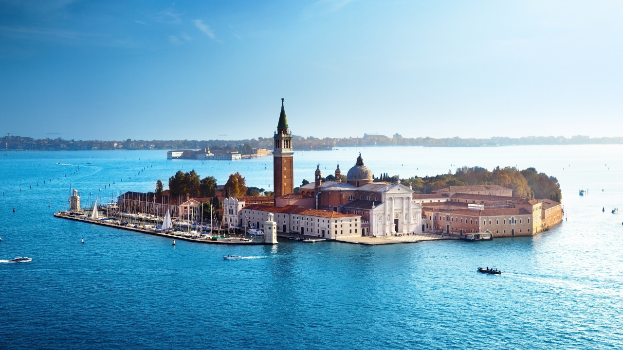 Braunes Betongebäude in Der Nähe Eines Gewässers Tagsüber. Wallpaper in 1280x720 Resolution