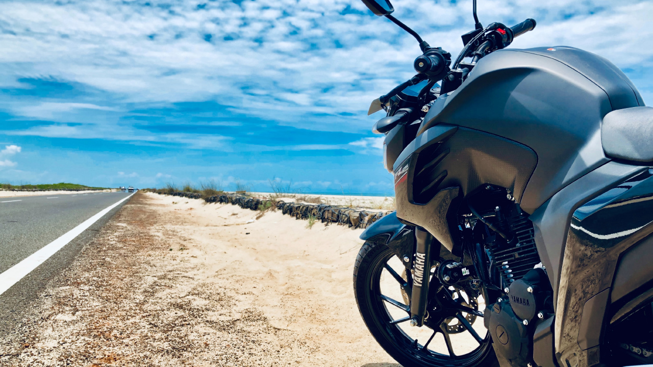 Schwarzes Und Silbernes Motorrad Tagsüber am Strand. Wallpaper in 1280x720 Resolution