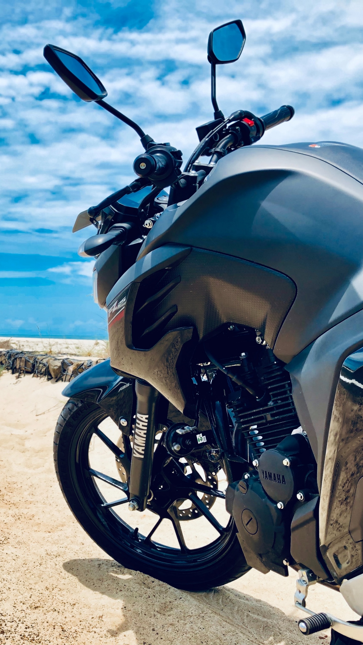 Schwarzes Und Silbernes Motorrad Tagsüber am Strand. Wallpaper in 1440x2560 Resolution