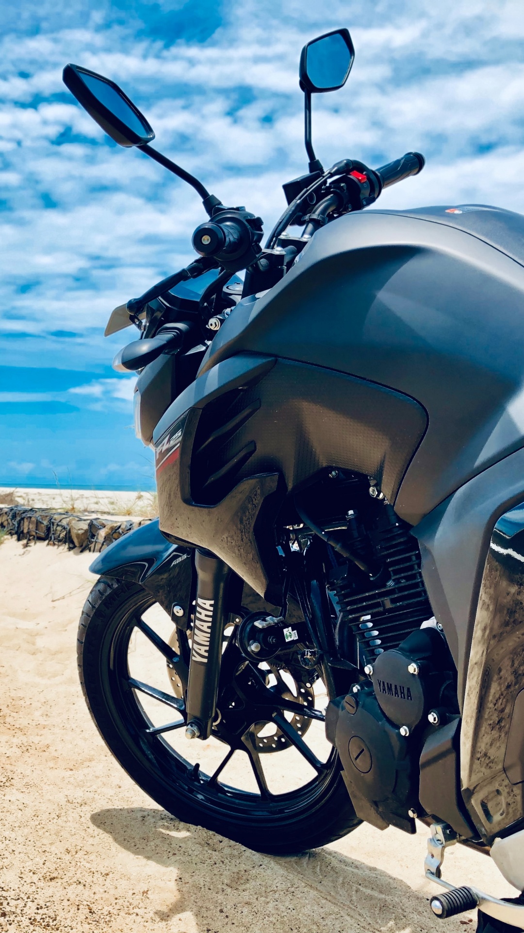 Moto Noir et Argent Sur la Plage Pendant la Journée. Wallpaper in 1080x1920 Resolution