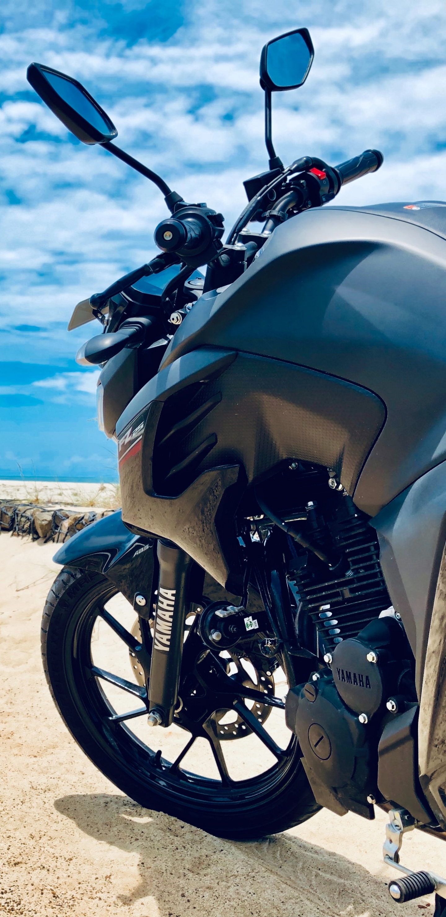 Moto Noir et Argent Sur la Plage Pendant la Journée. Wallpaper in 1440x2960 Resolution